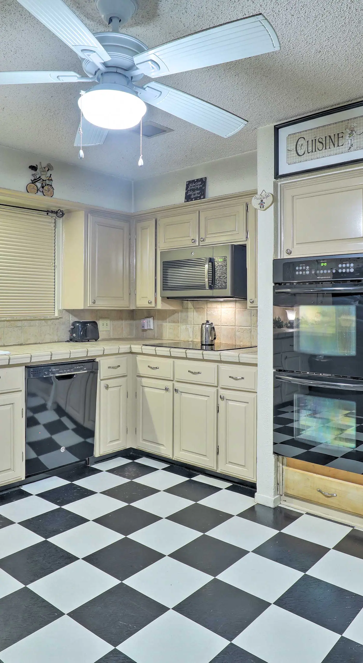 9 Mi to AT&T Stadium: Pet-Friendly Escape w/ Deck!