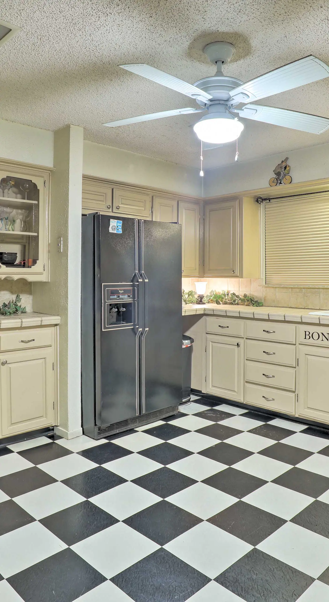 9 Mi to AT&T Stadium: Pet-Friendly Escape w/ Deck!