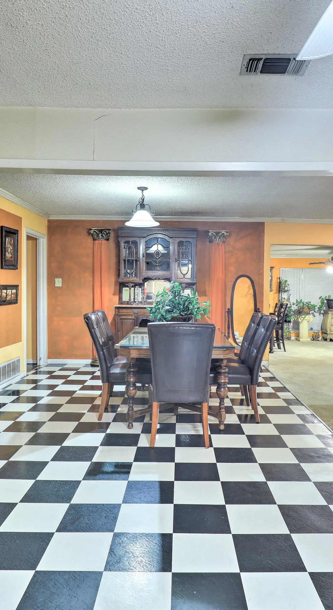 9 Mi to AT&T Stadium: Pet-Friendly Escape w/ Deck!