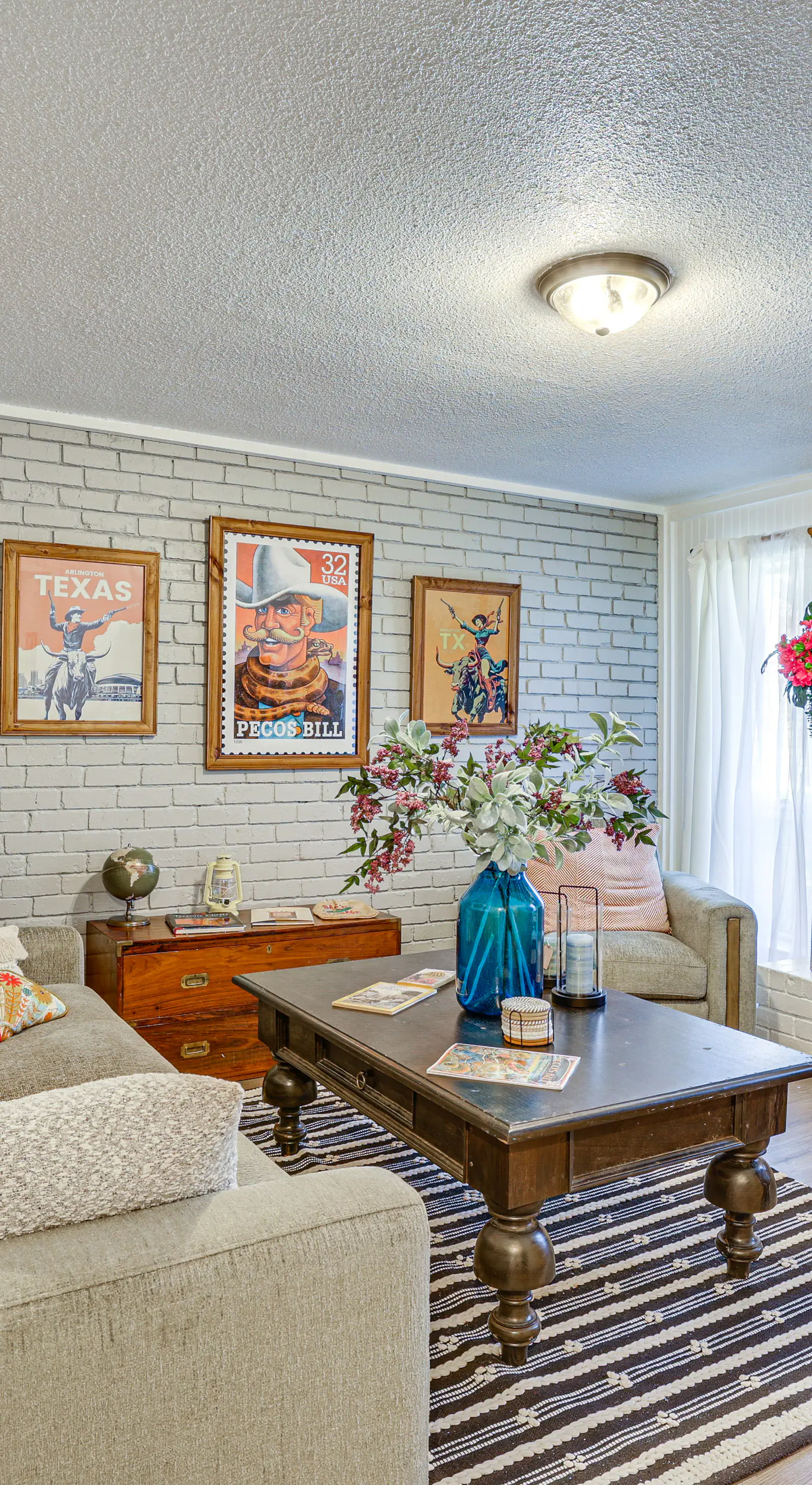 6 Mi to AT&T Stadium! Texan-Themed Townhome