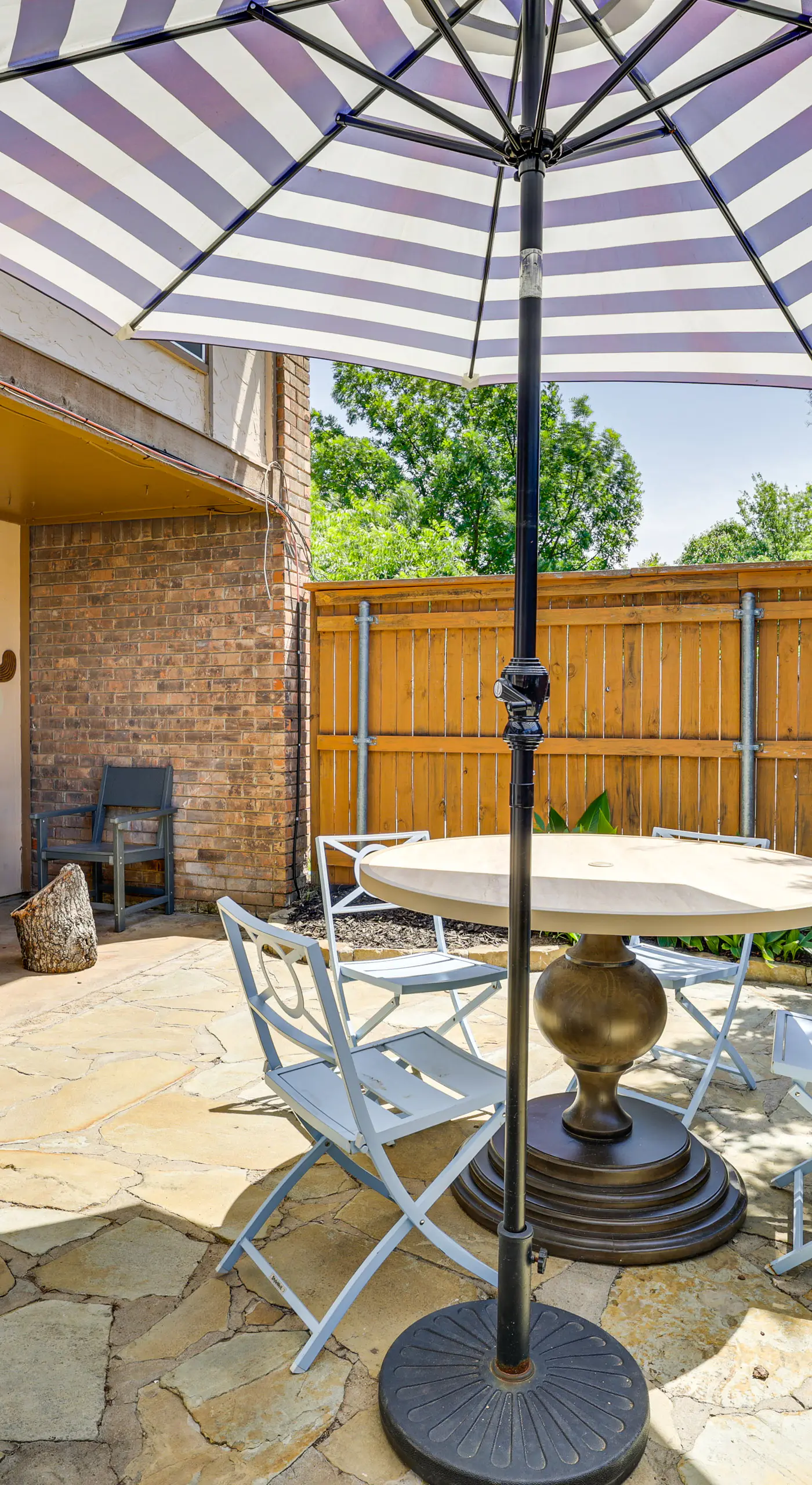 6 Mi to AT&T Stadium! Texan-Themed Townhome