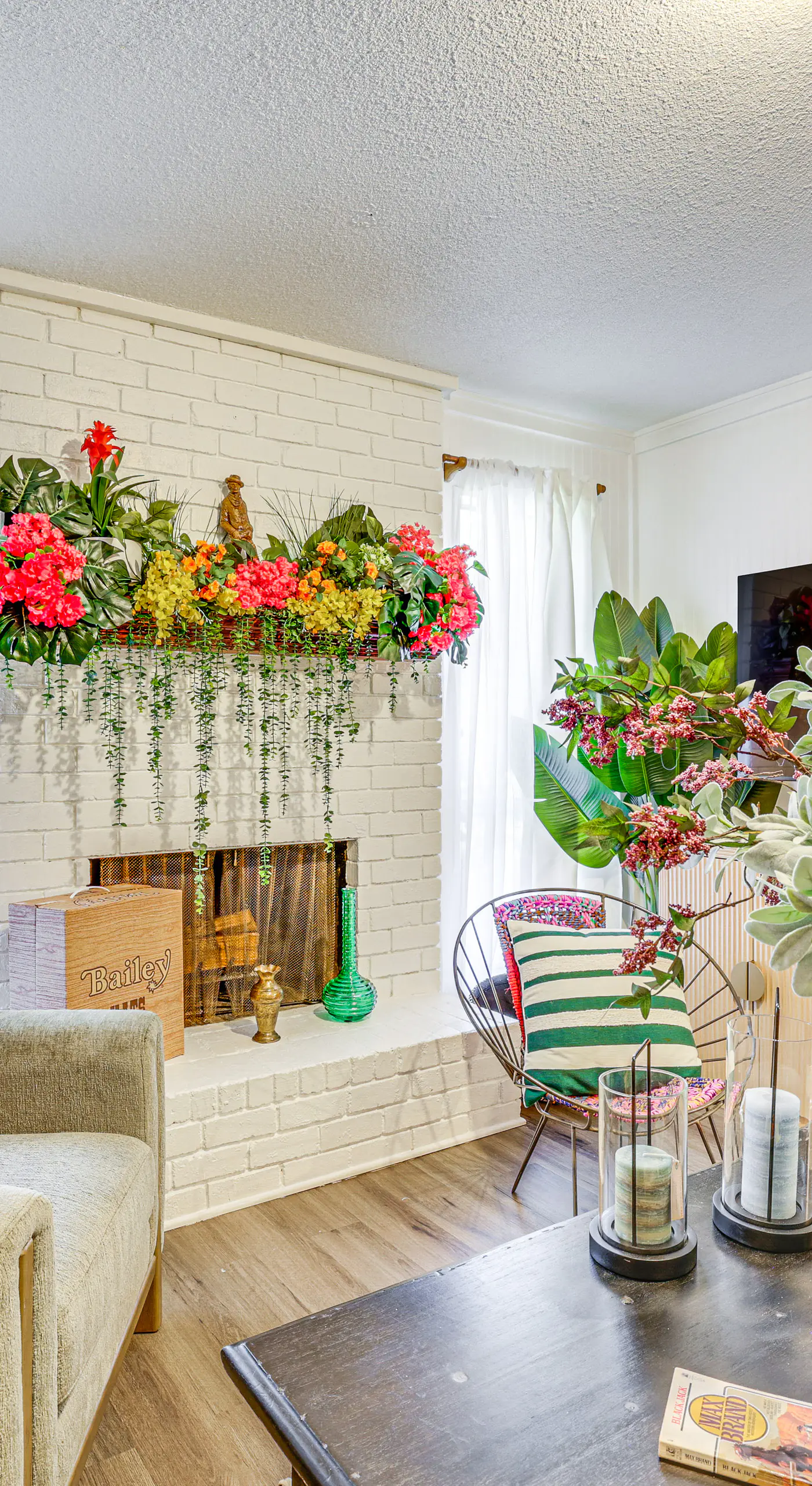 6 Mi to AT&T Stadium! Texan-Themed Townhome