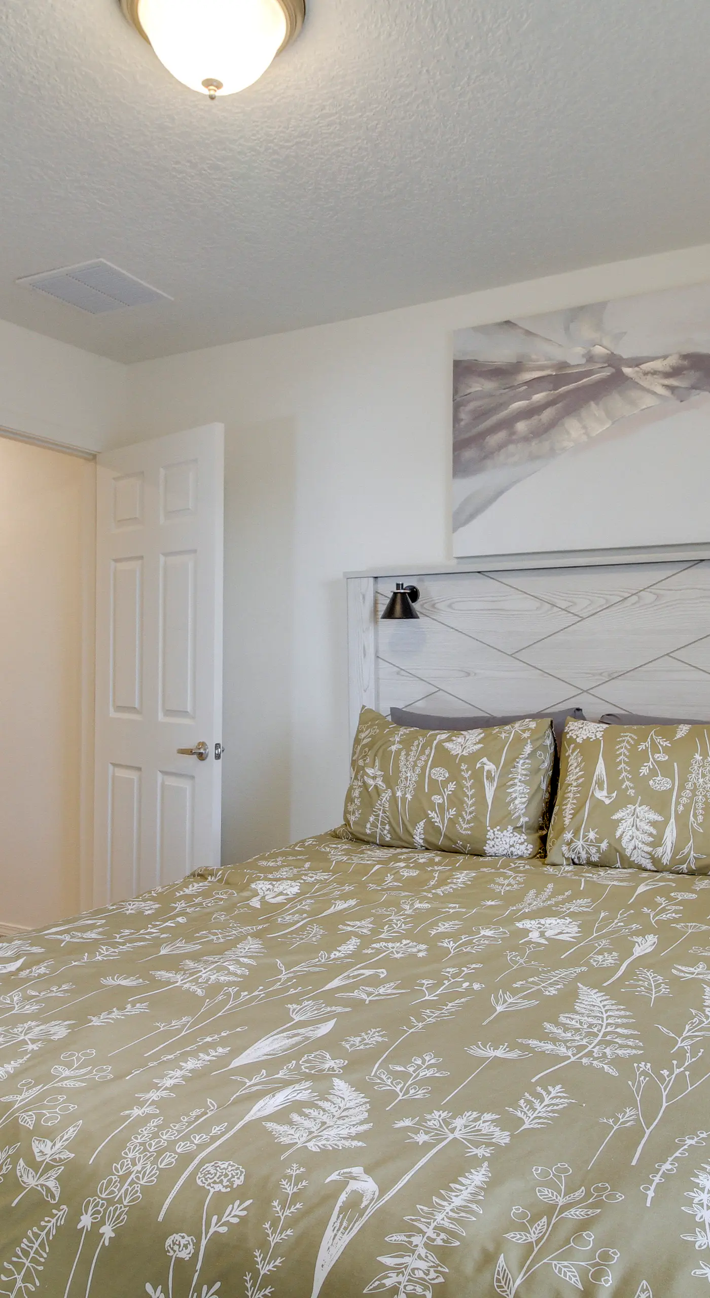 3 Mi to Downtown: WFH-Friendly ABQ Townhome!