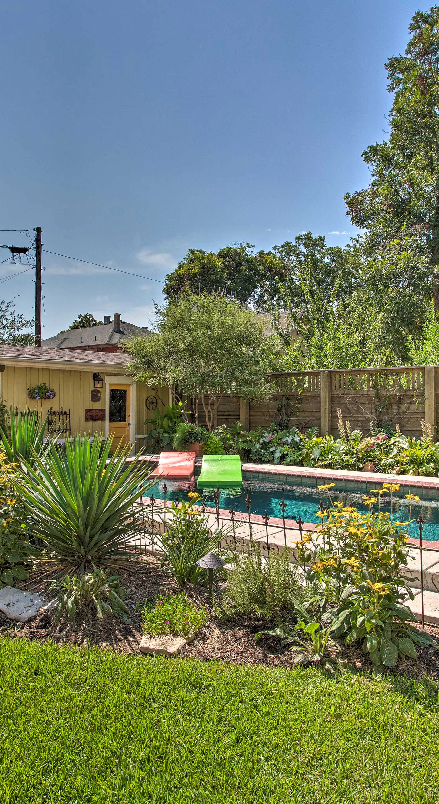 4 Mi to Dtwn! Fort Worth Cottage w/ Shared Pool