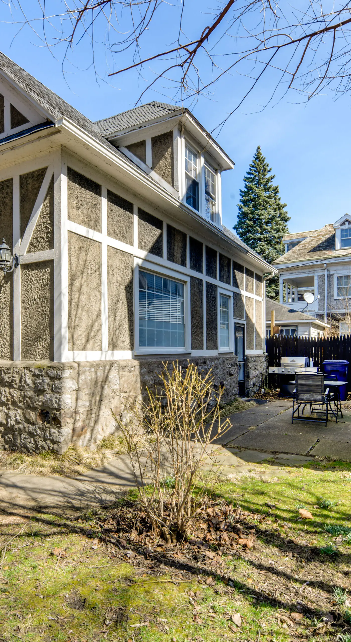 Cozy Niagara Falls Cottage w/ Gas Grill + Patio!