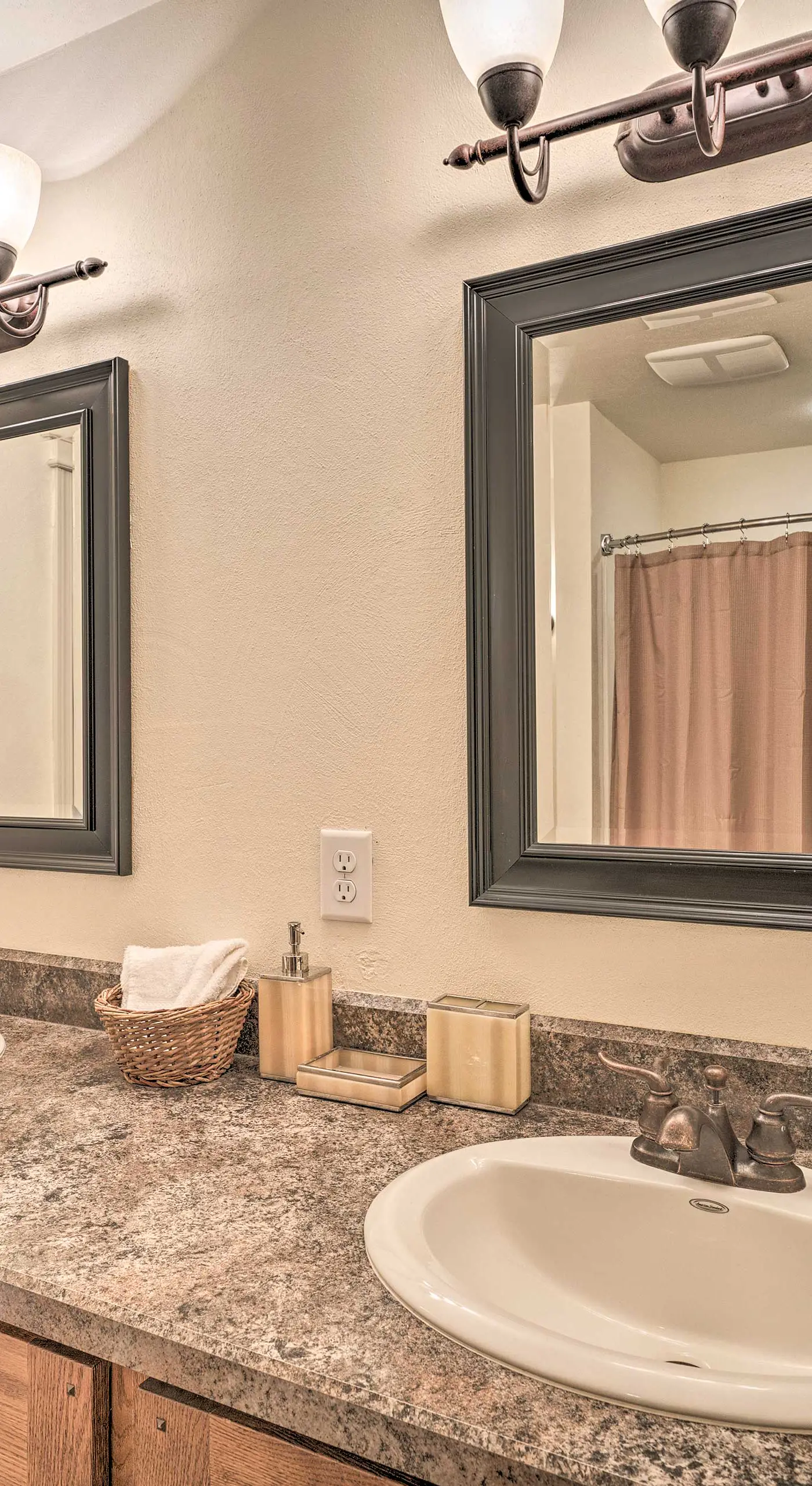 Updated Townhome w/ Hot Tub - Walk to Downtown!