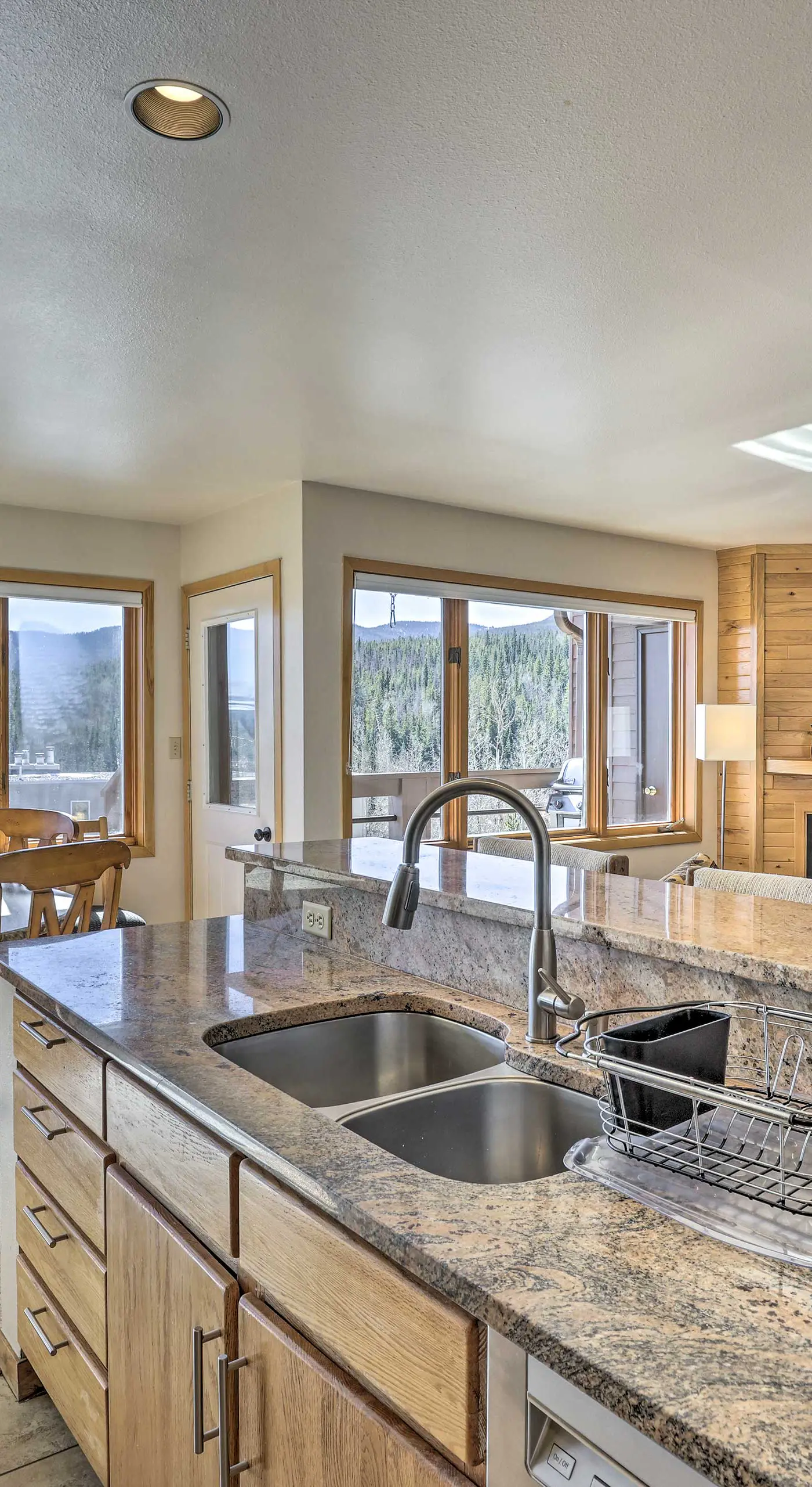 Condo w/ Views & Hot Tub Access in Silverthorne!
