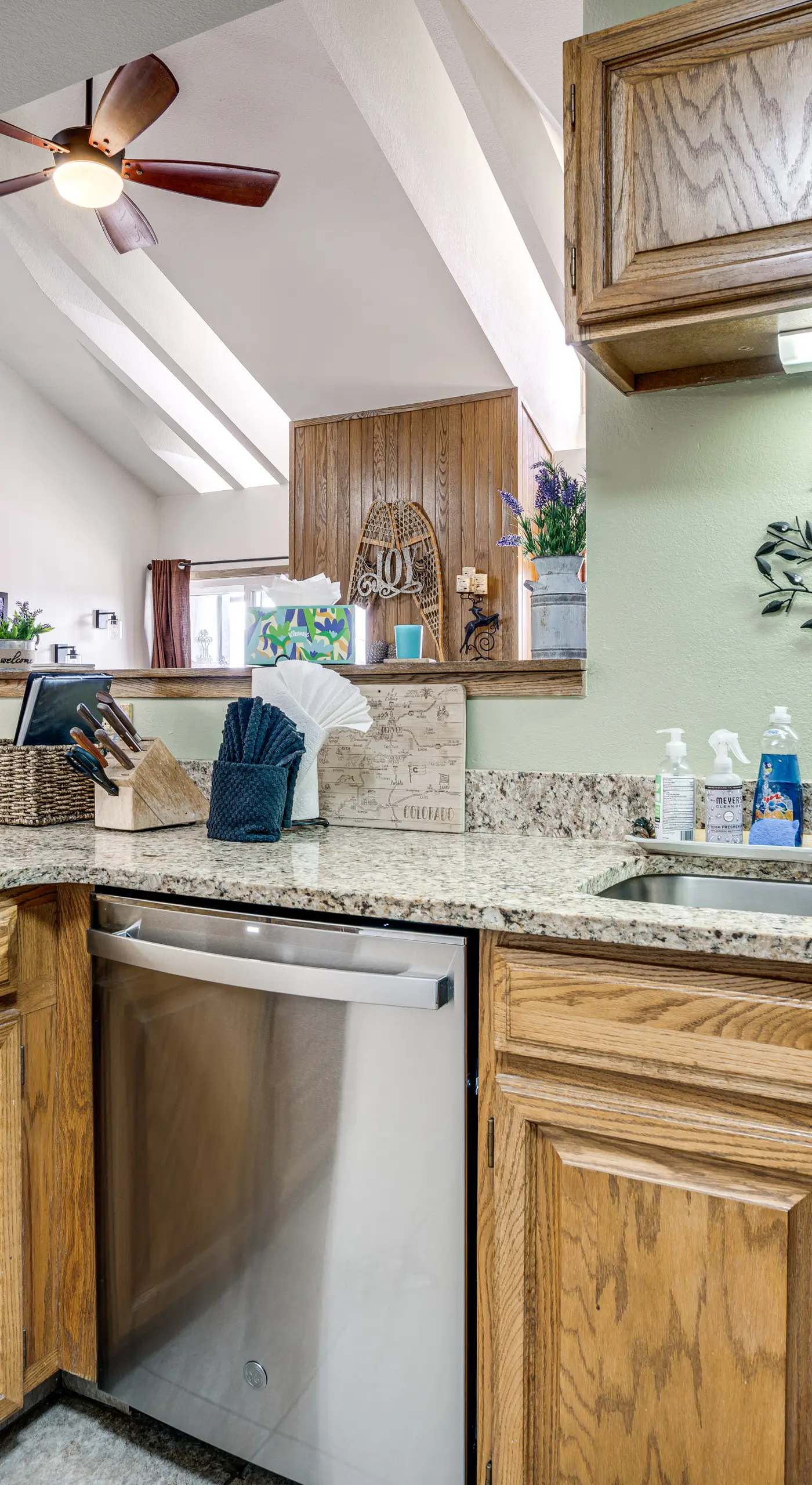 Cozy Condo w/ Balcony & Mtn View in Silverthorne!