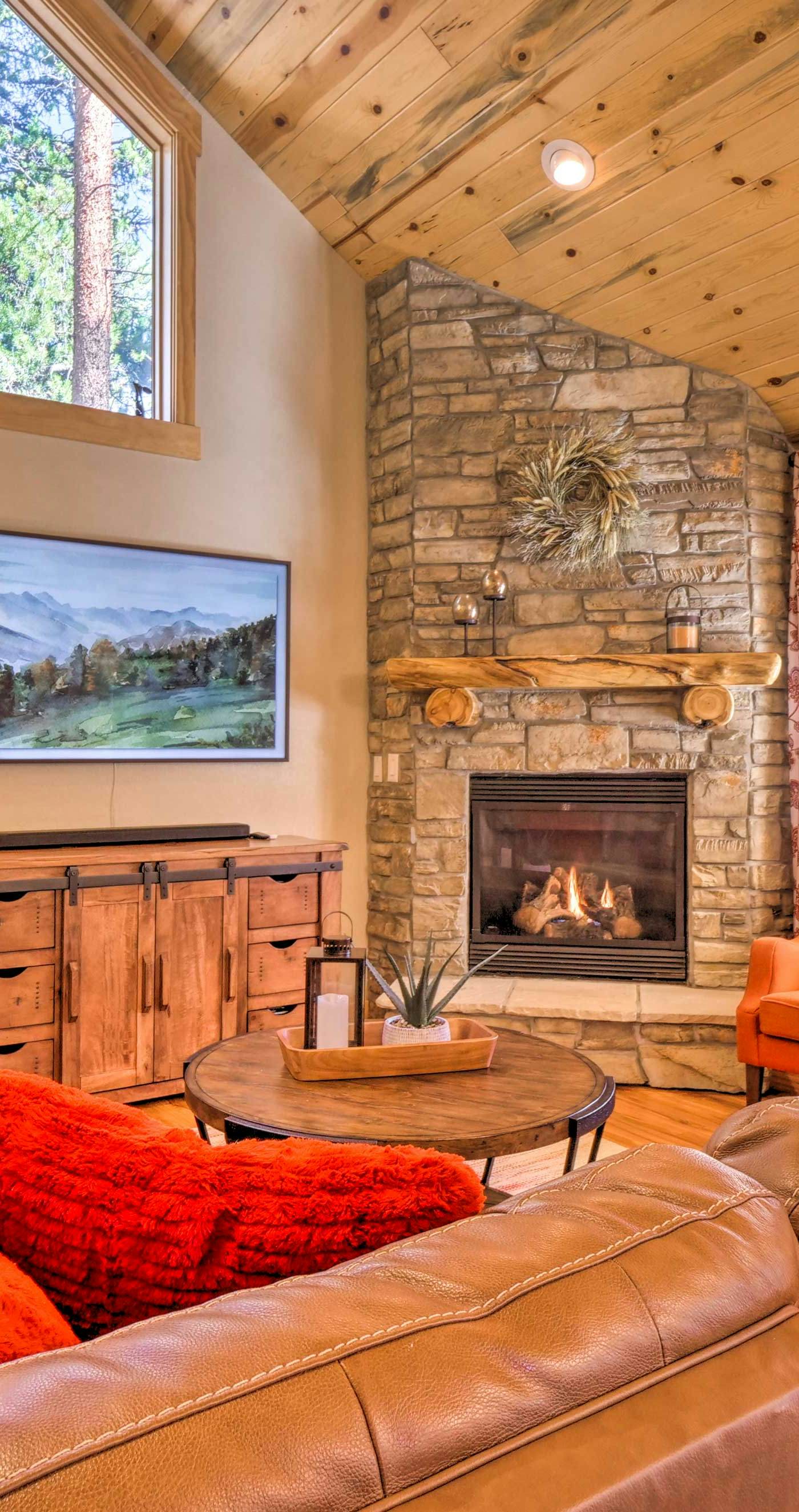 Luxury 4 BR Cabin: 2 King Suites on Shuttle Route