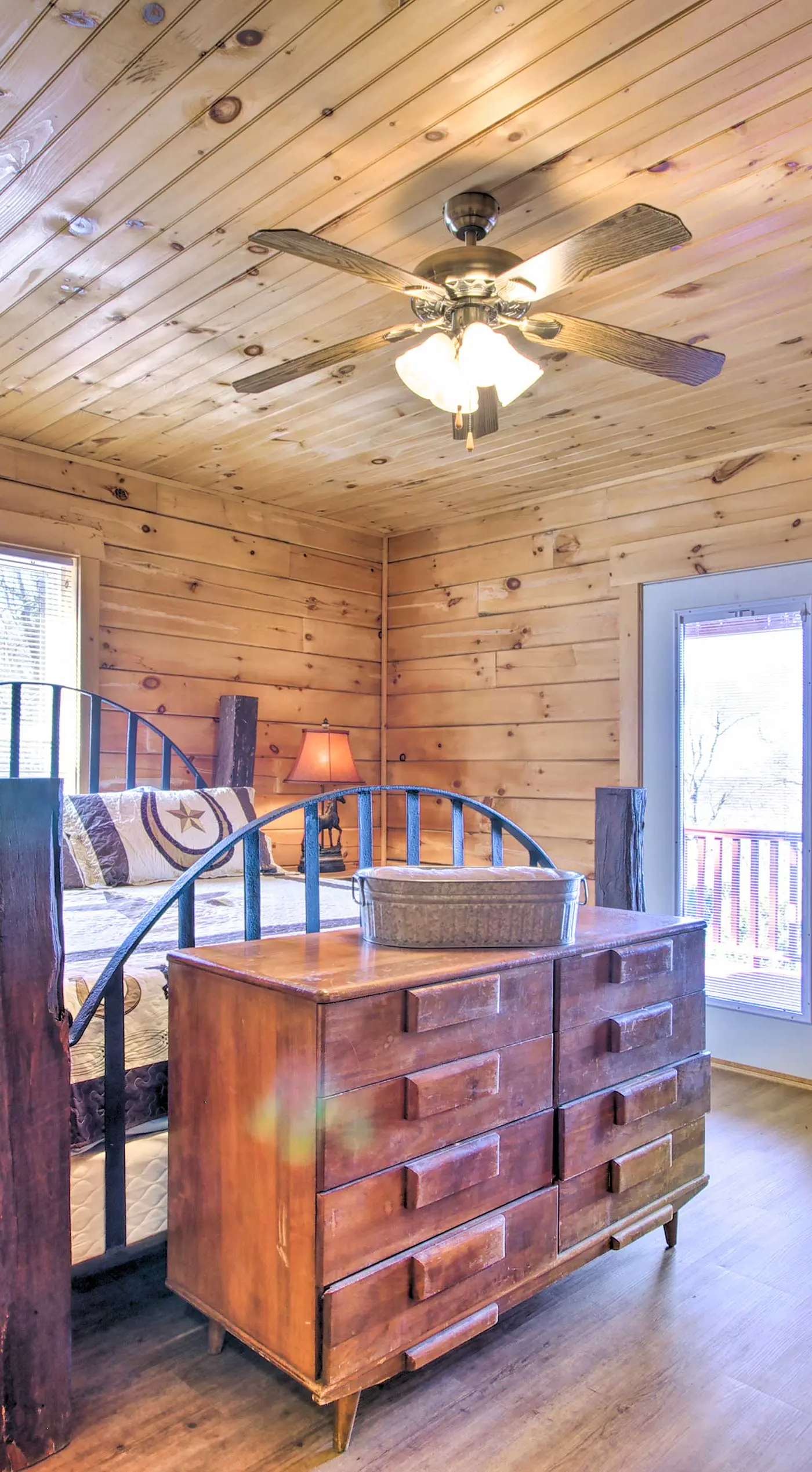 Large Cabin w/ Deck Overlooking Norfork Lake!