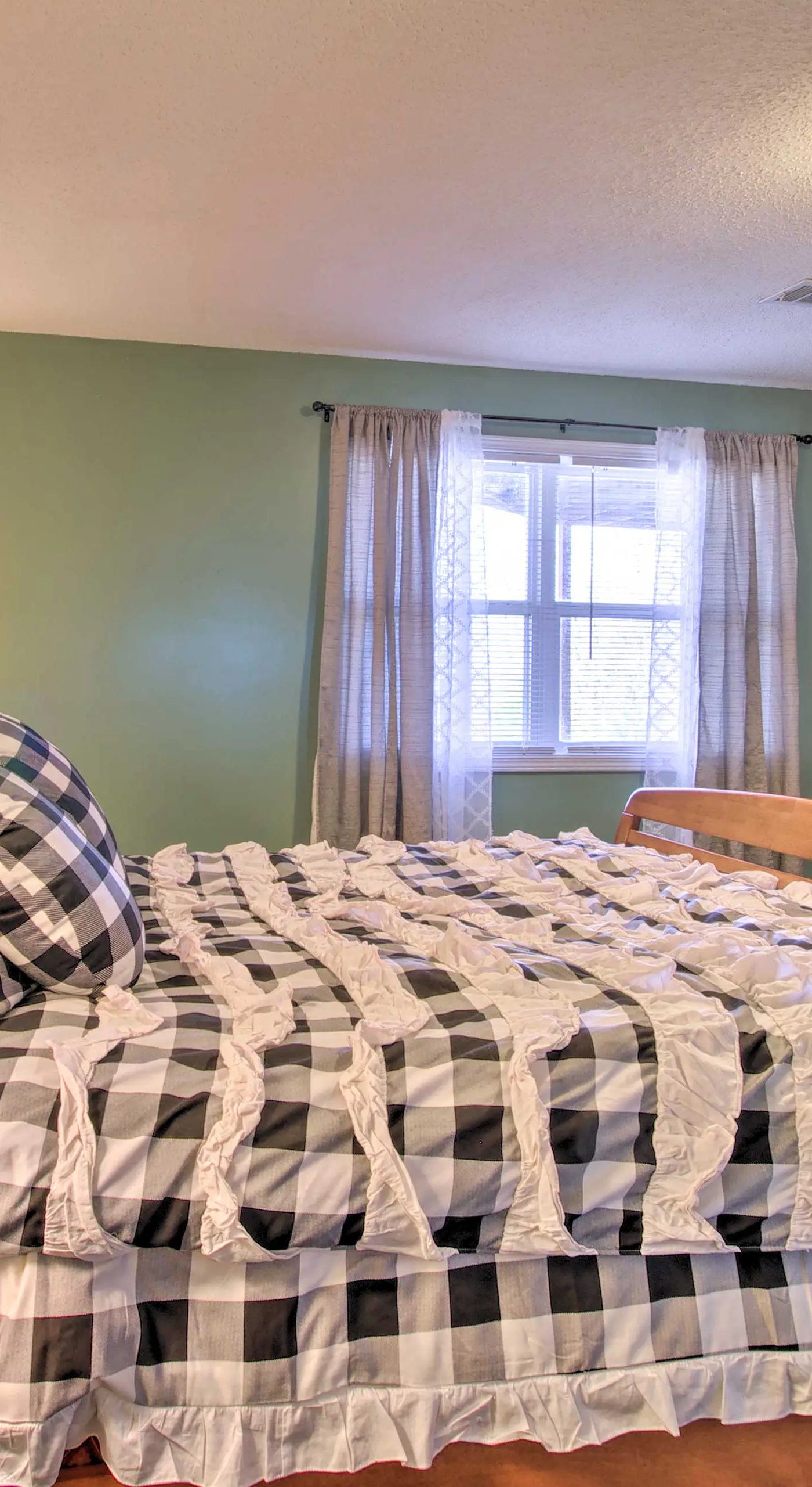 Large Cabin w/ Deck Overlooking Norfork Lake!