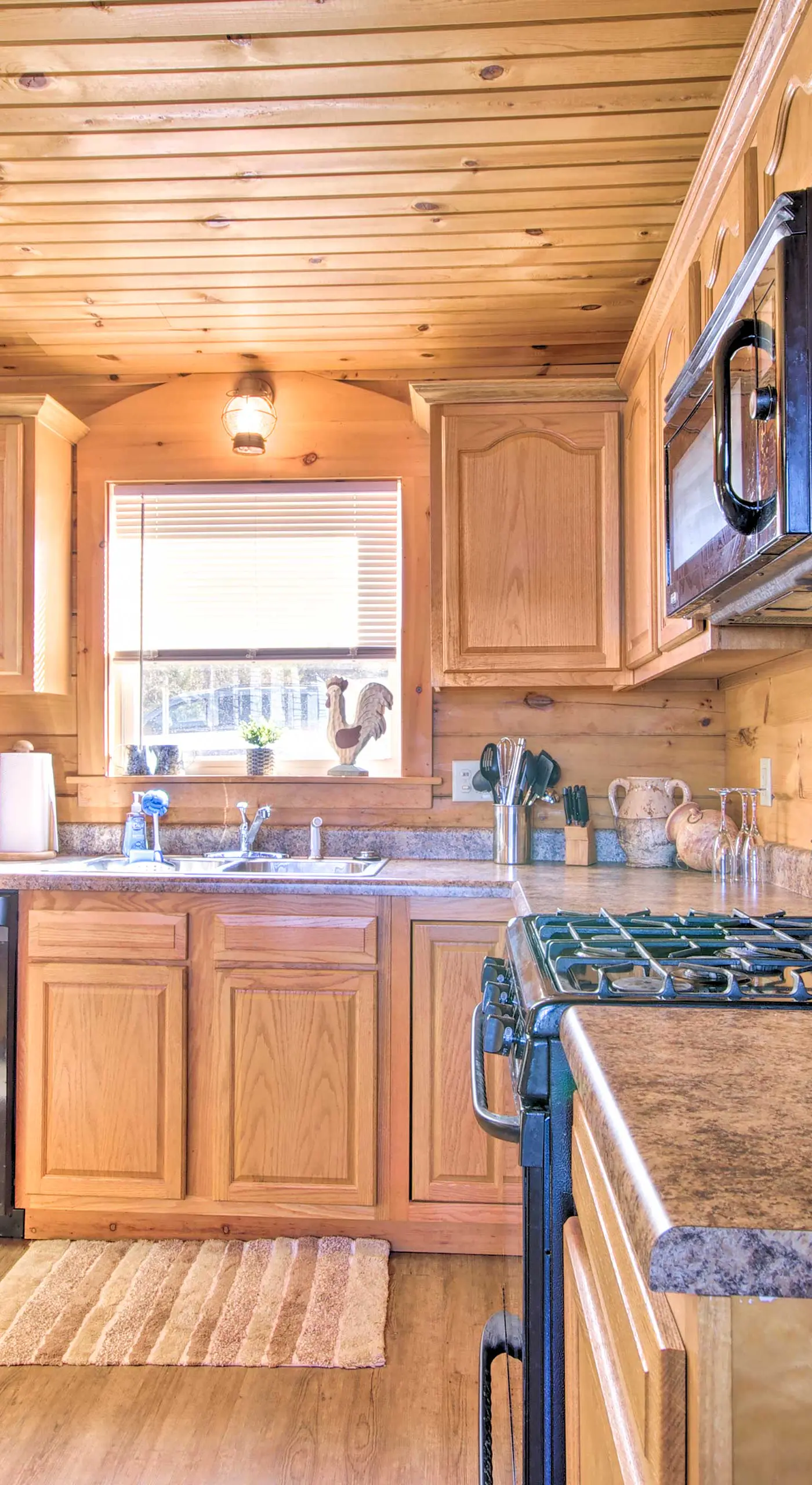 Large Cabin w/ Deck Overlooking Norfork Lake!