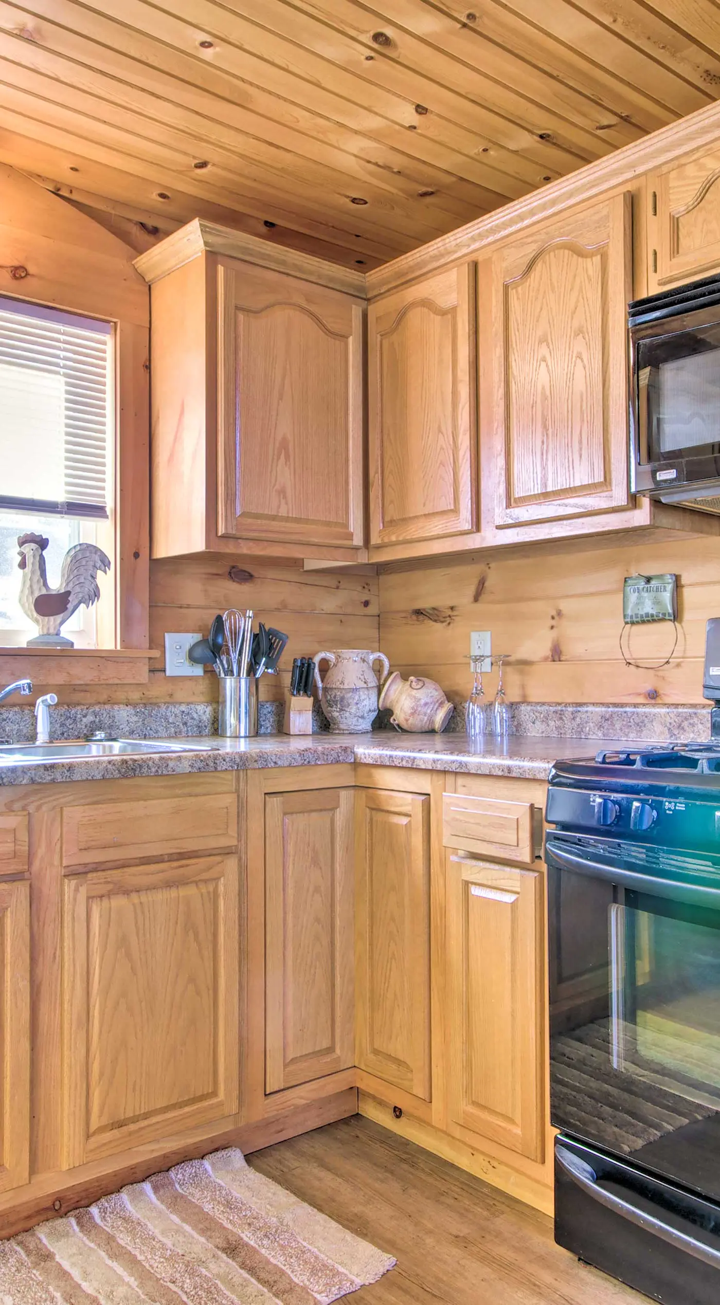 Large Cabin w/ Deck Overlooking Norfork Lake!