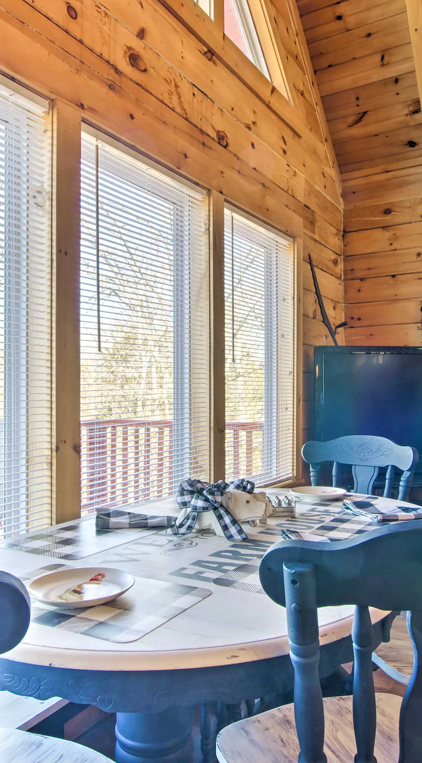 Large Cabin w/ Deck Overlooking Norfork Lake!