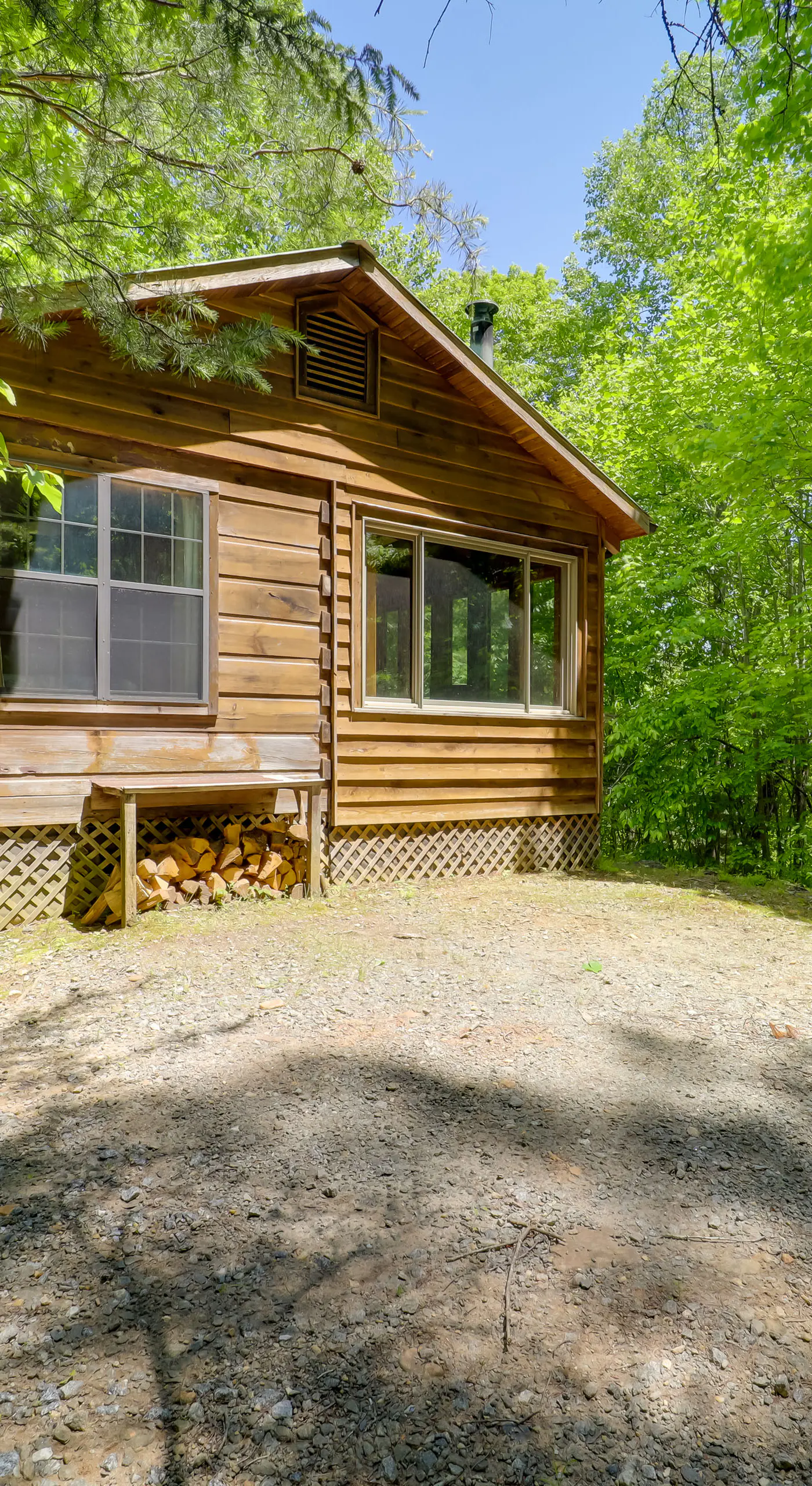 Near Hiking! Couple's Retreat w/ Hot Tub in Marion