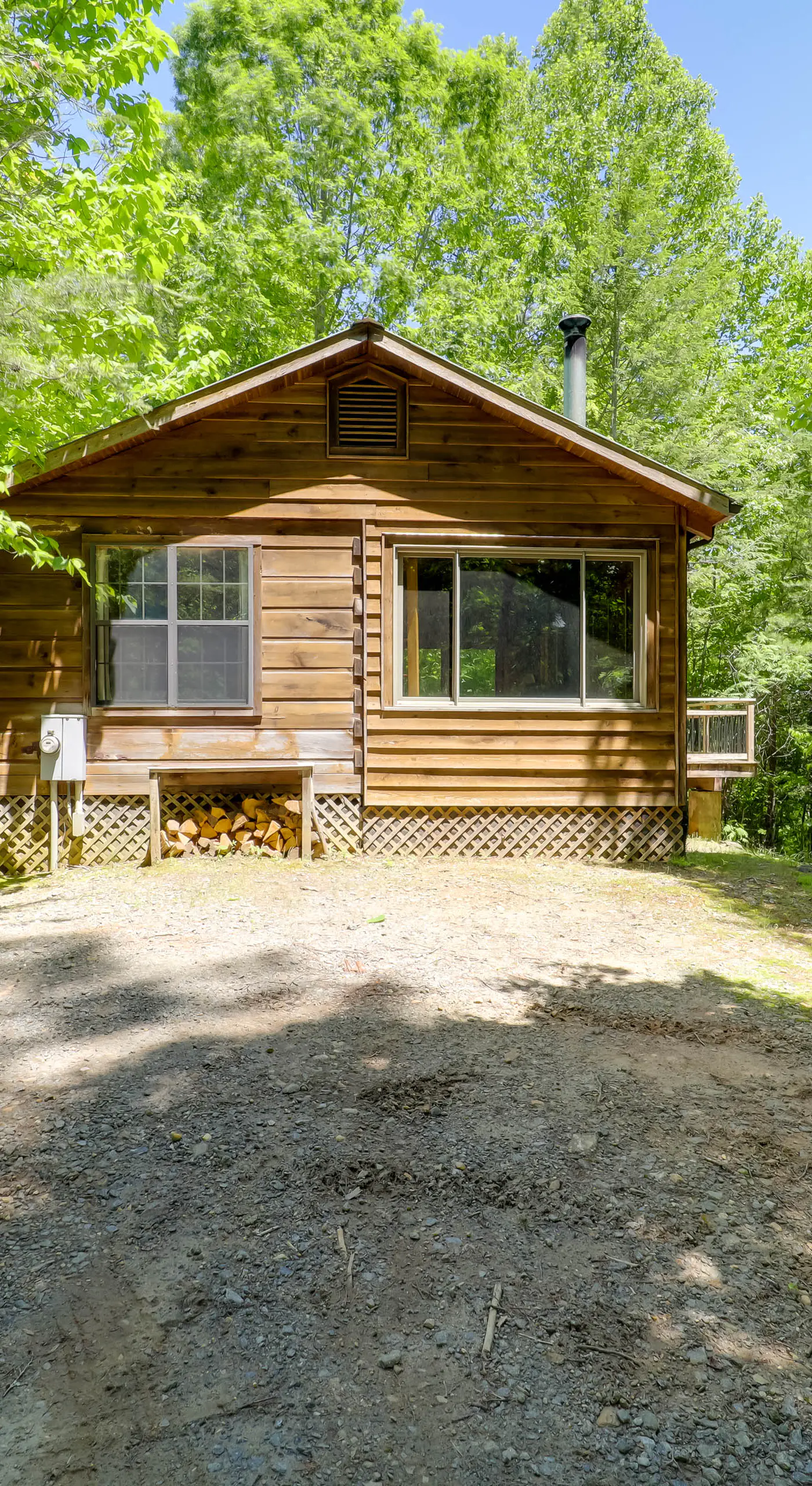Near Hiking! Couple's Retreat w/ Hot Tub in Marion