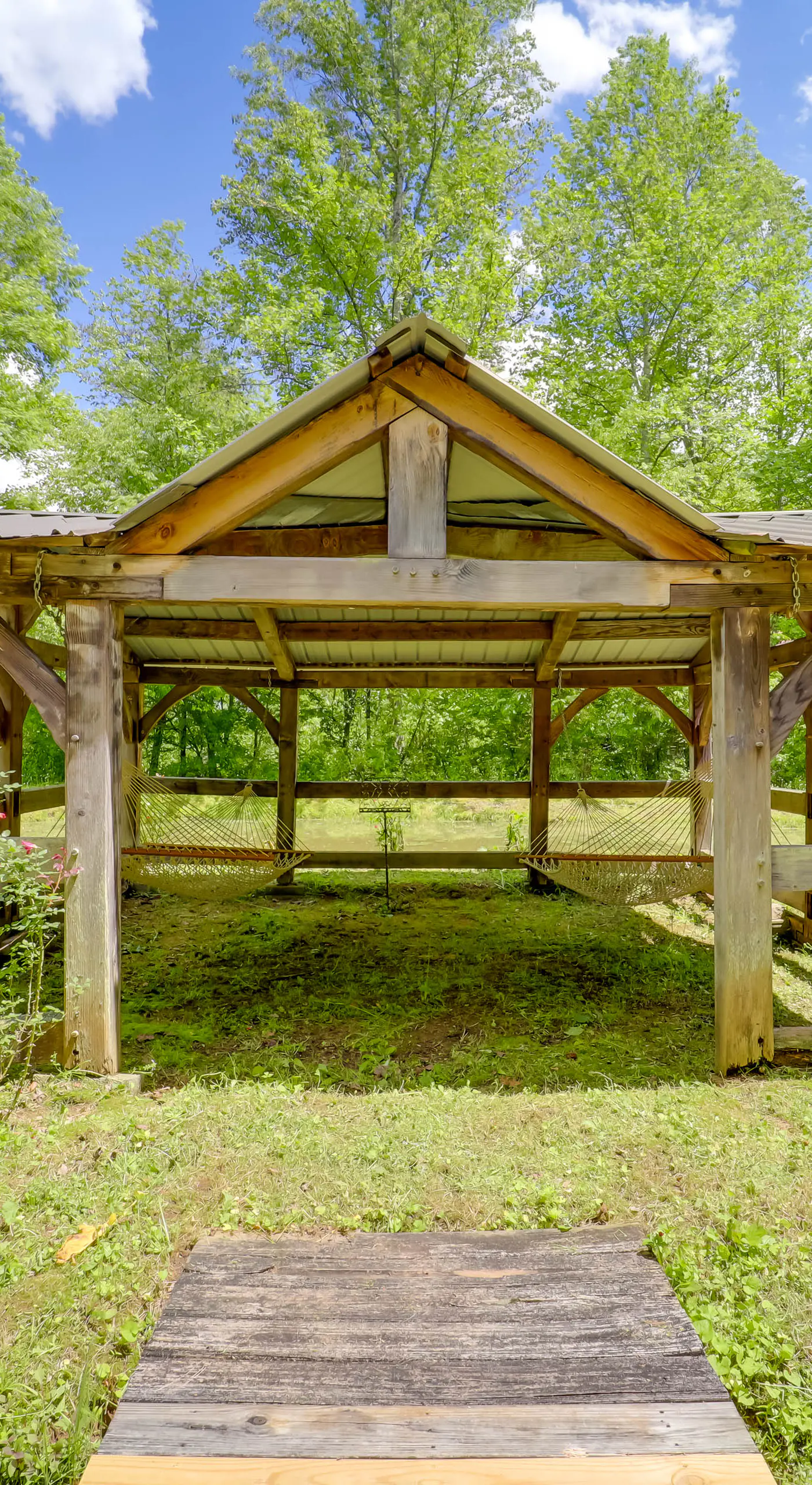 Near Hiking! Couple's Retreat w/ Hot Tub in Marion