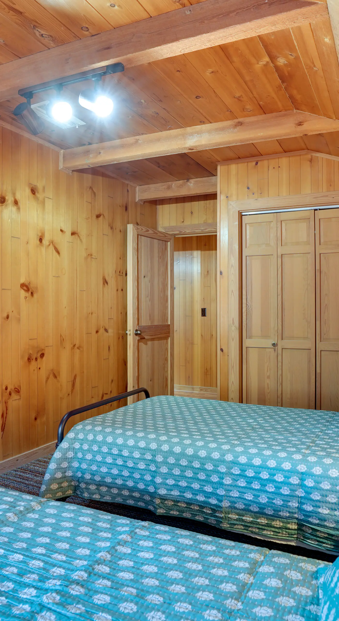 Kentucky Lake Access! Family Log Cabin w/ Deck