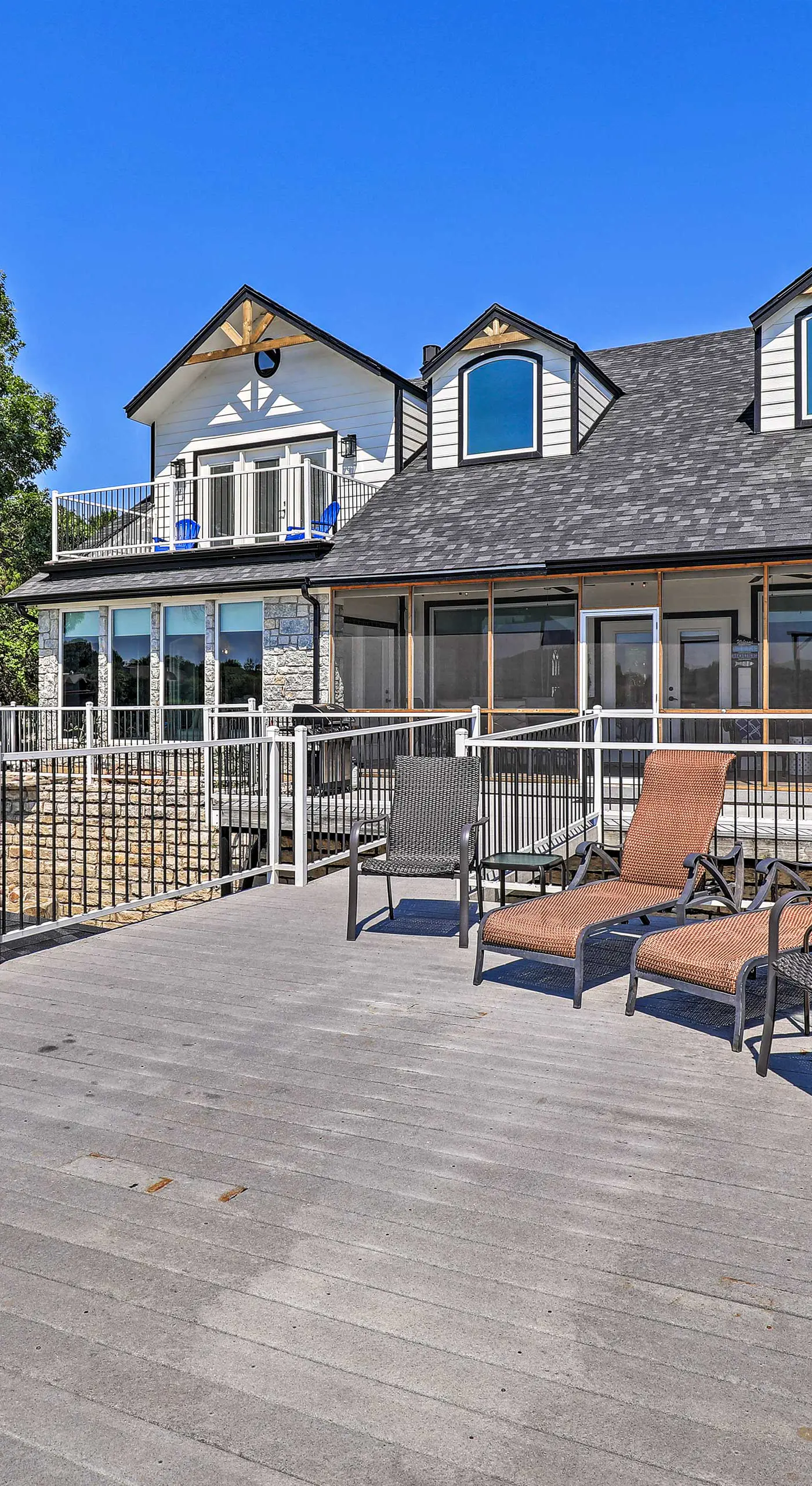 Lavish Lake House, Near Vineyards + Marinas!