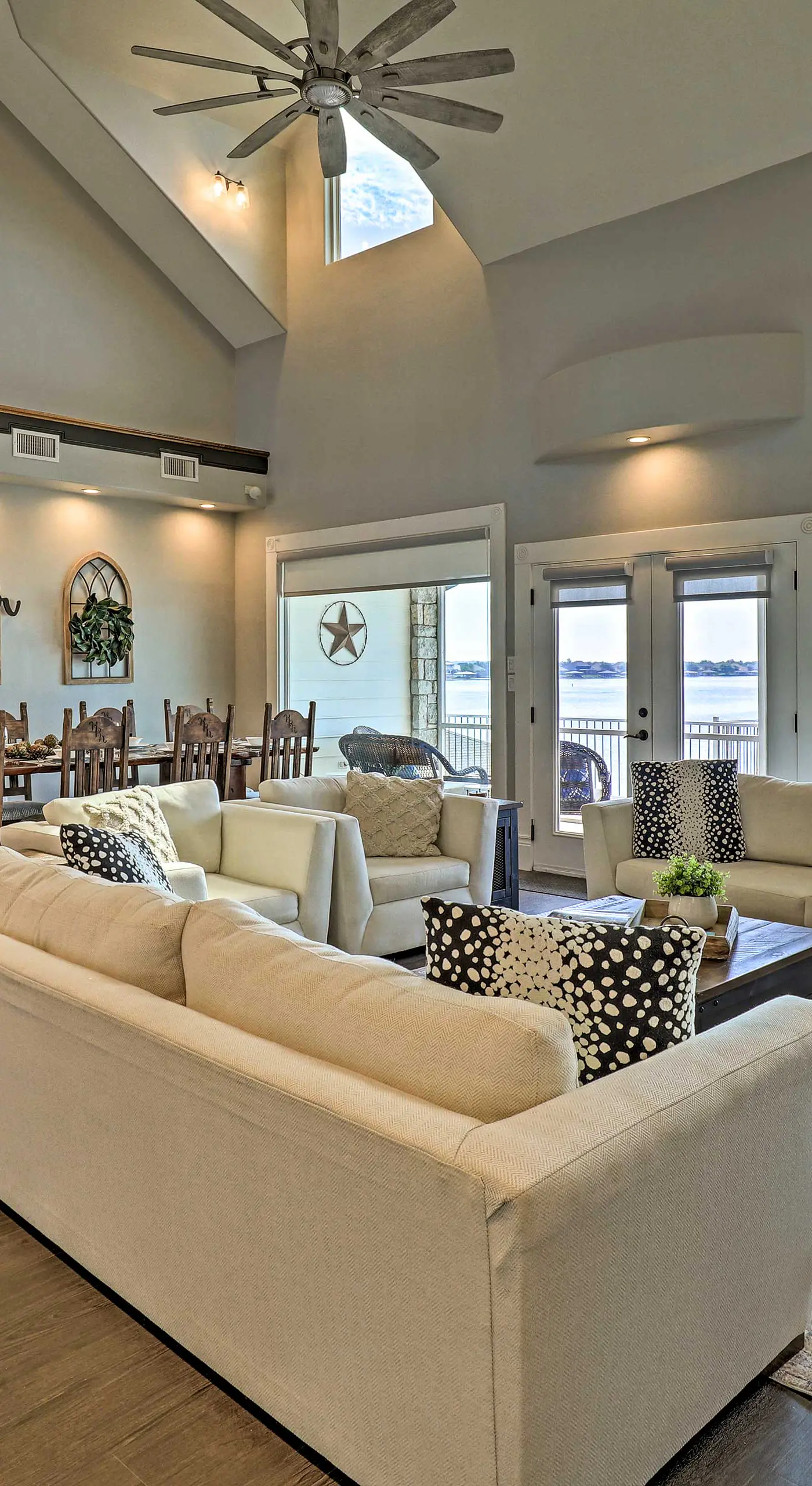Lavish Lake House, Near Vineyards + Marinas!