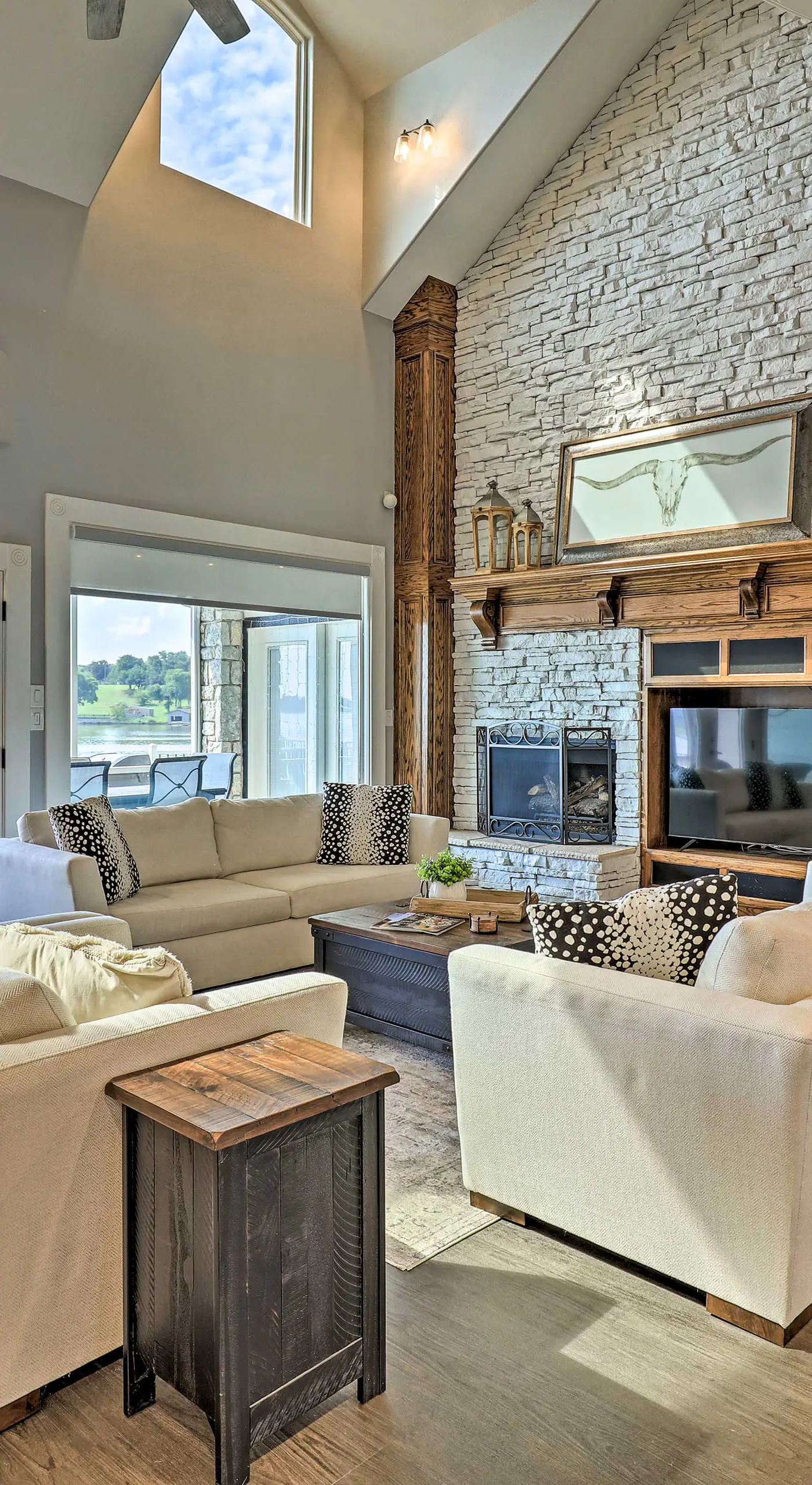 Lavish Lake House, Near Vineyards + Marinas!