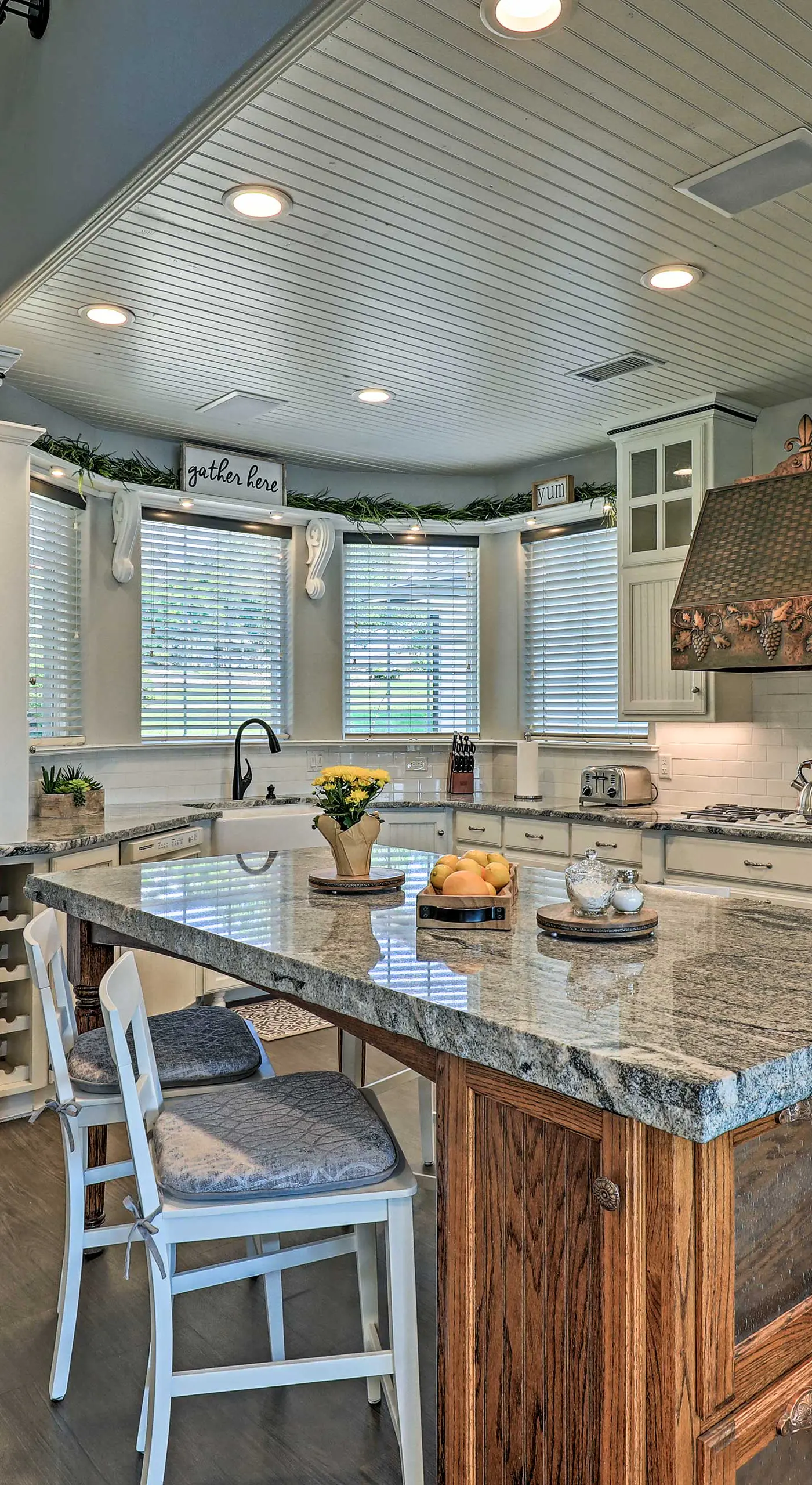 Lavish Lake House, Near Vineyards + Marinas!
