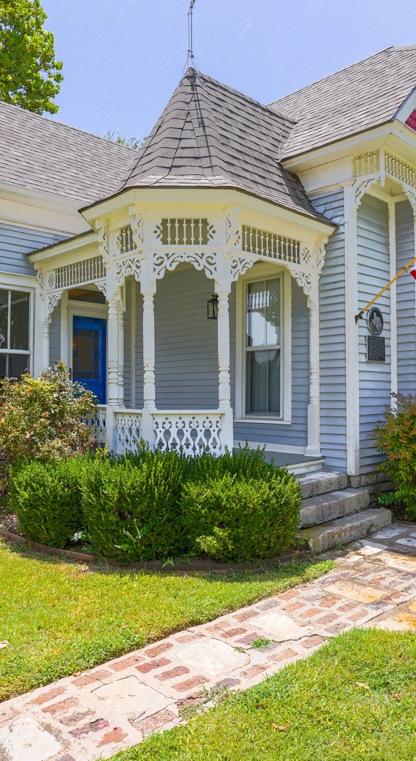 Granbury Home w/ Fire Pit, Walk to The Square!