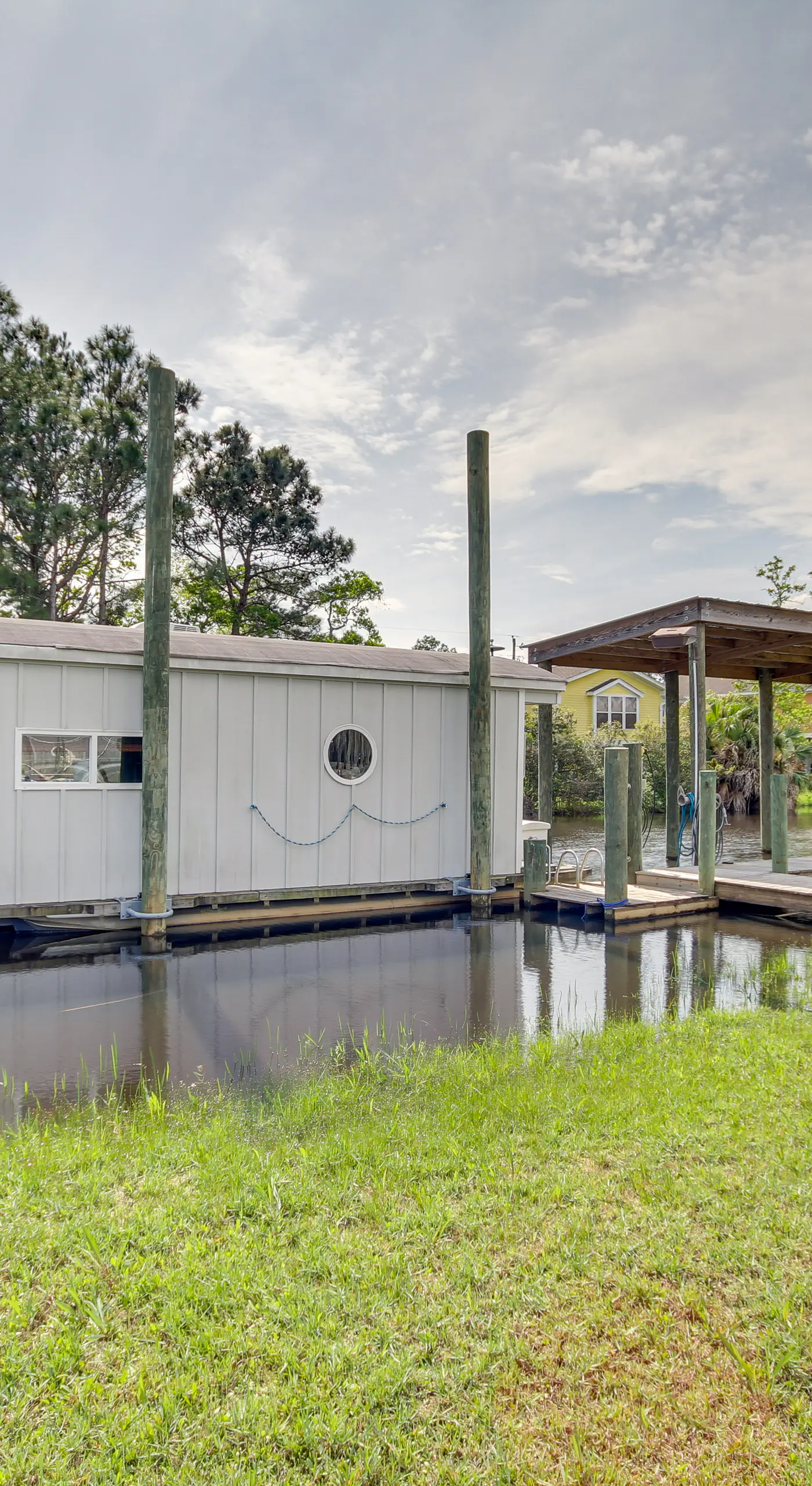Bay St Louis Houseboat 6 Mi to Old Town & Beach!