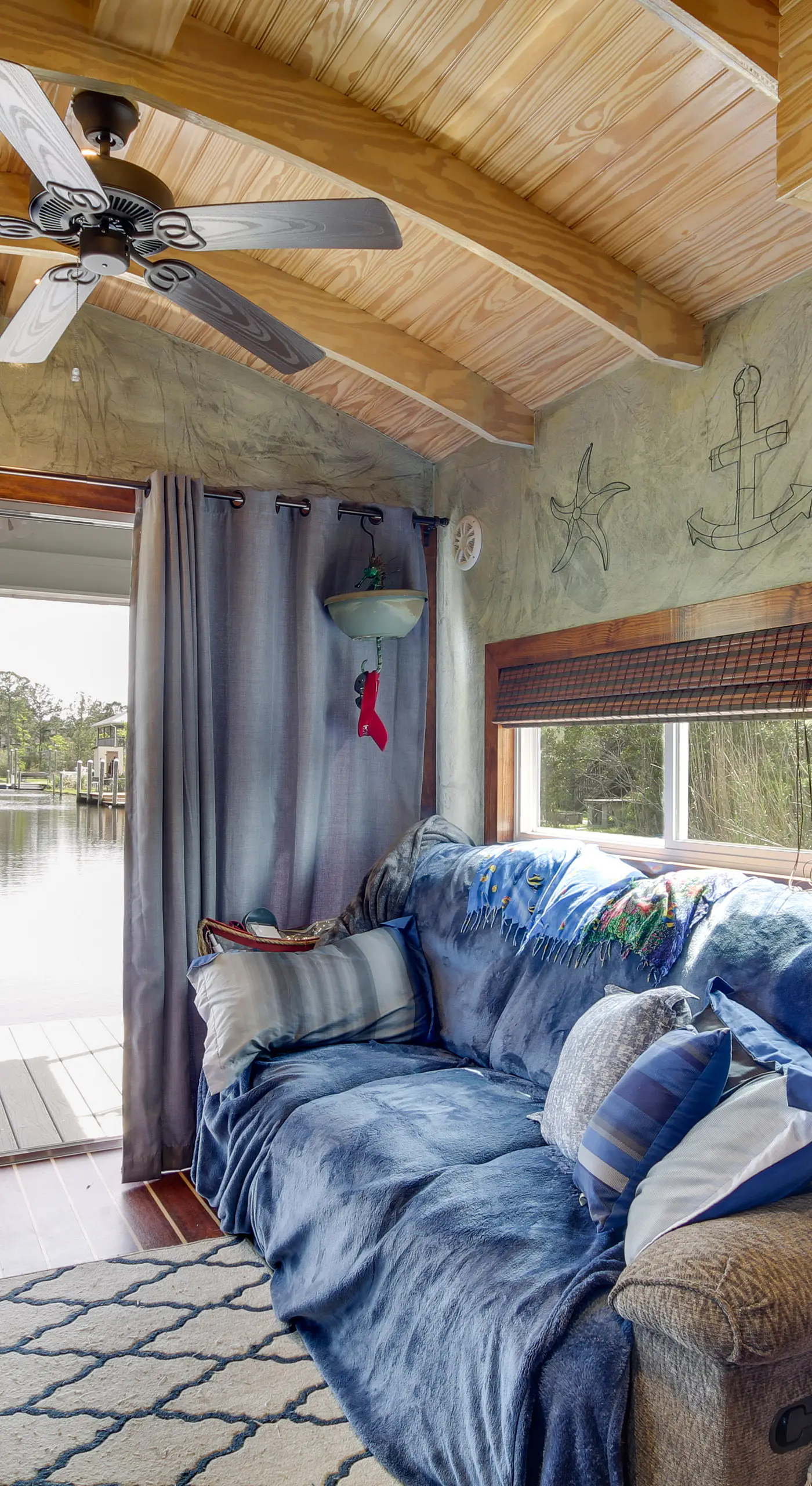 Bay St Louis Houseboat 6 Mi to Old Town & Beach!