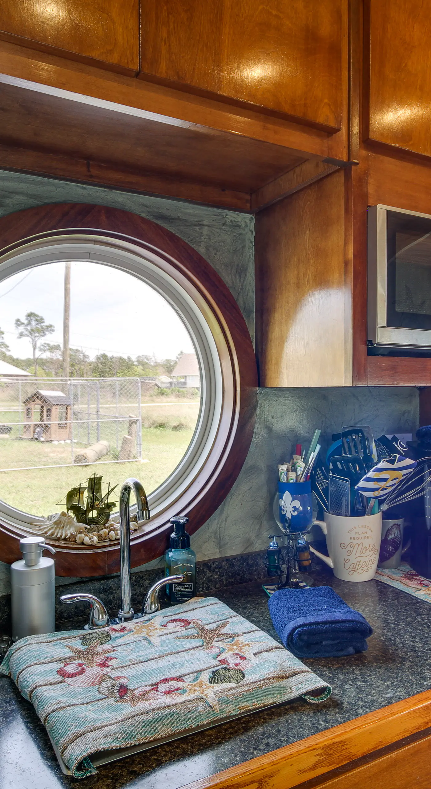 Bay St Louis Houseboat 6 Mi to Old Town & Beach!