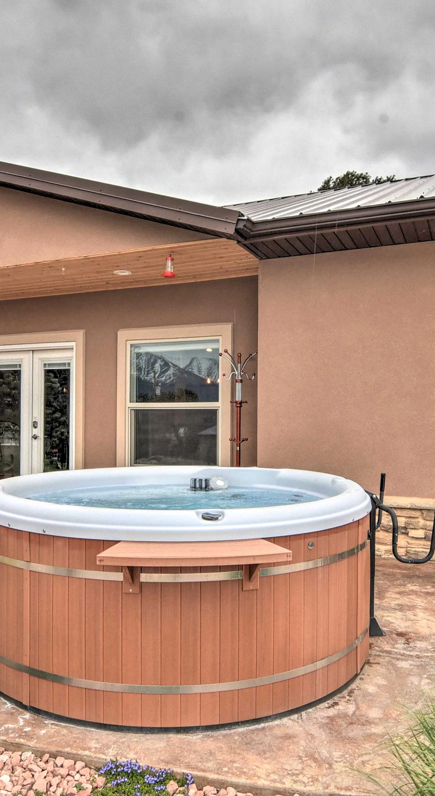 Stunning Home w/ Fire Pit, 11 Mi to Mt Yale!