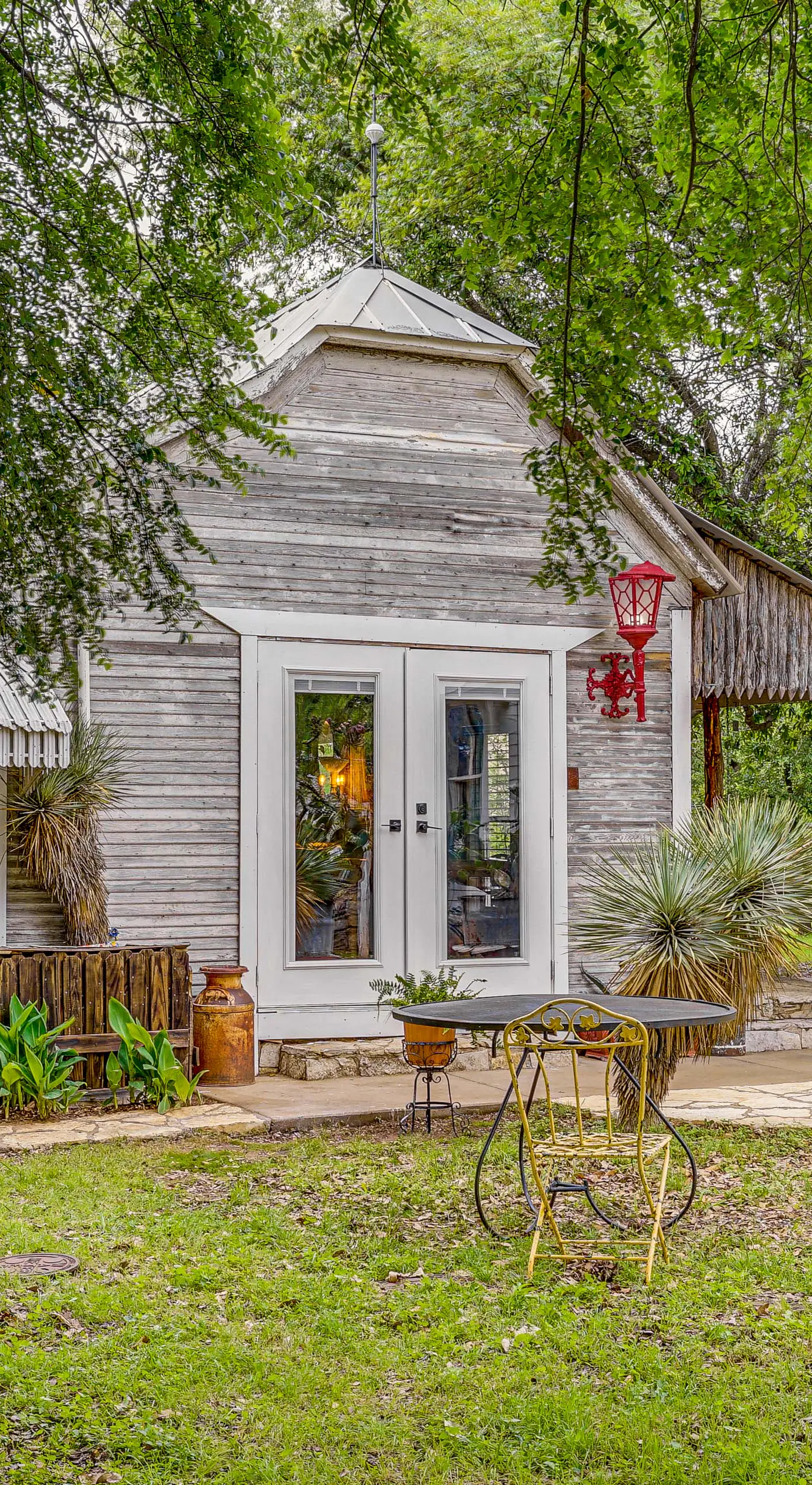Walk to Granbury Square & Beach! 'Texas Cottage'