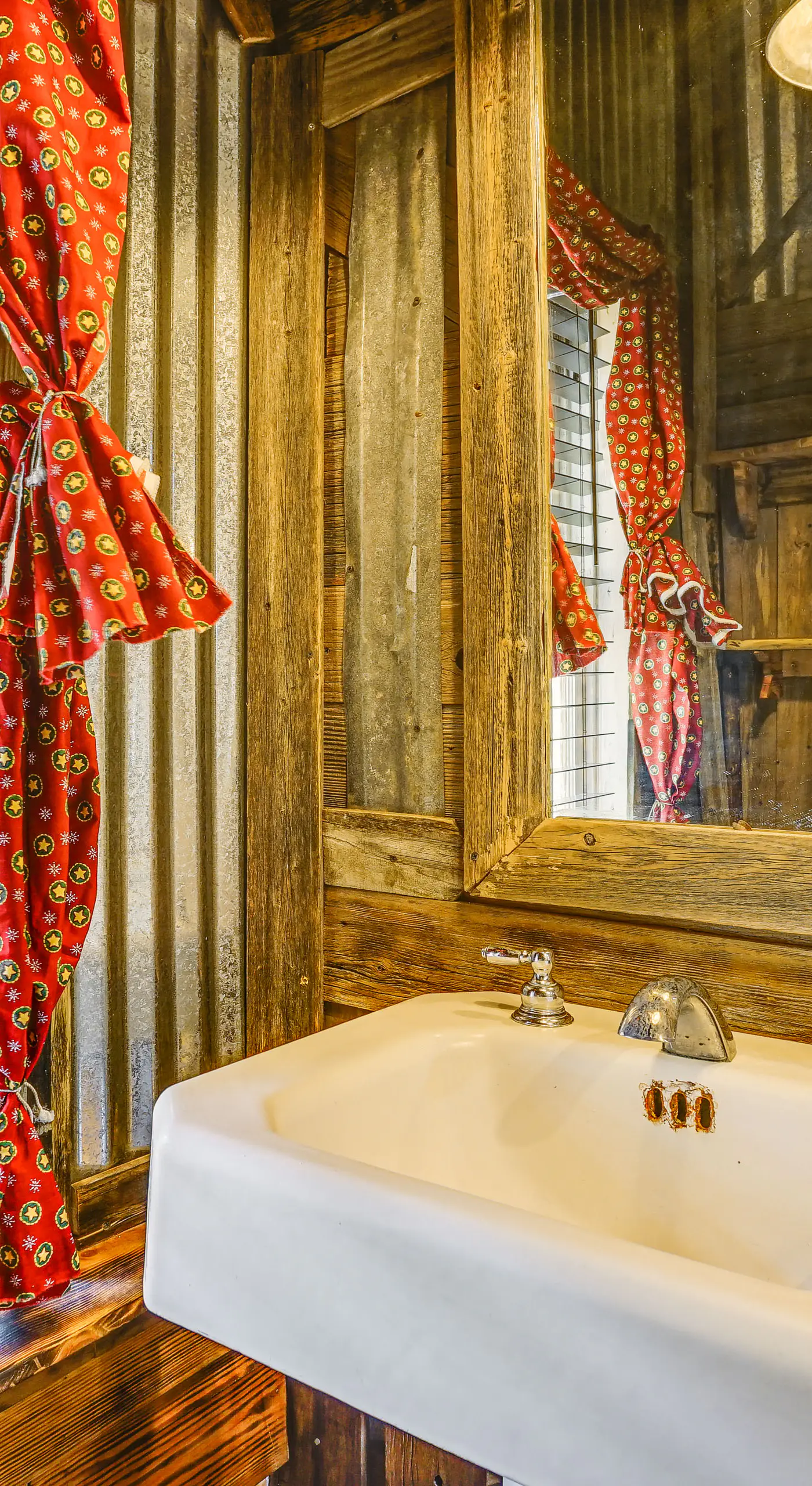 Walk to Granbury Square & Beach! 'Texas Cottage'
