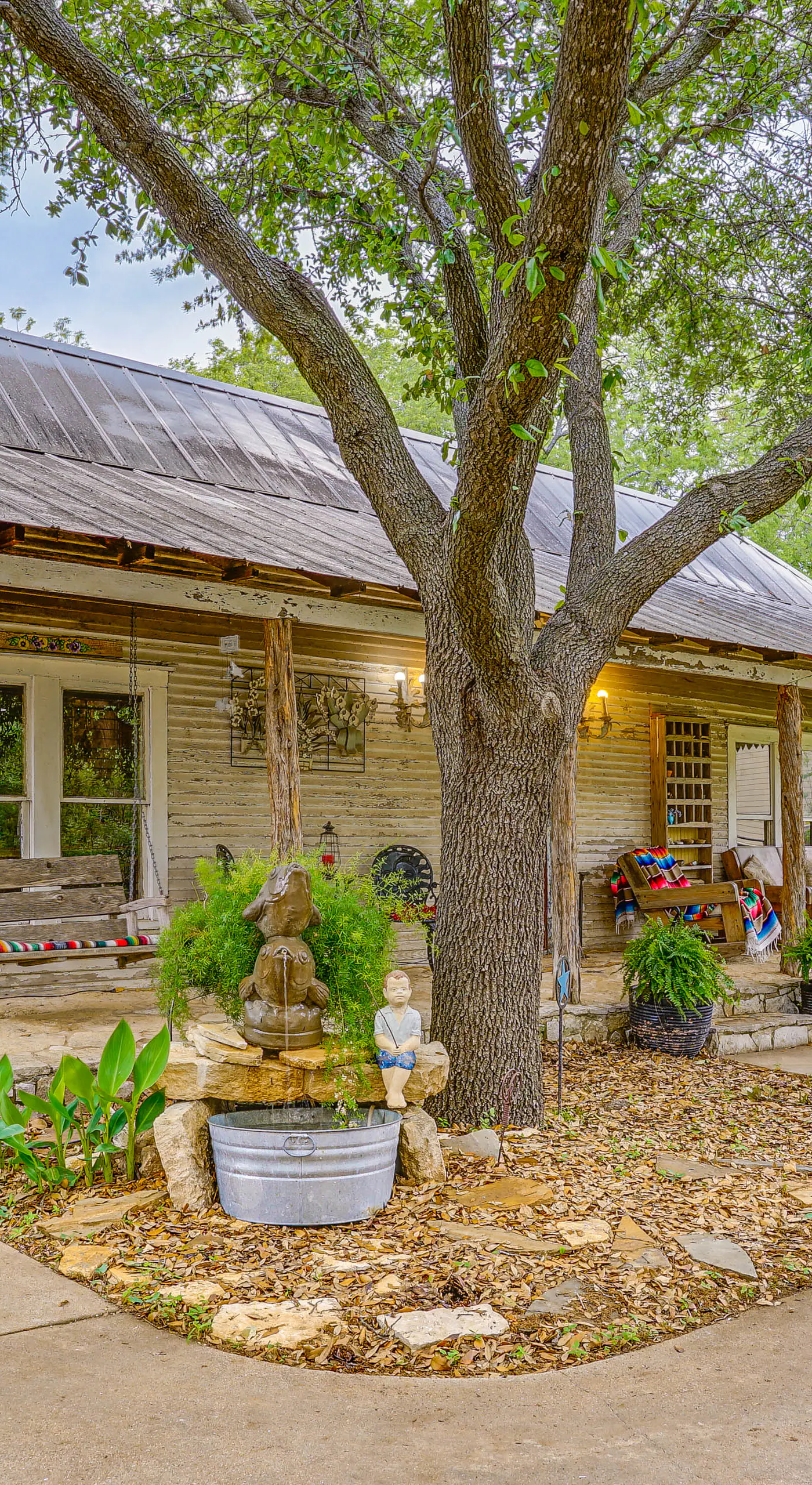 Walk to Granbury Square & Beach! 'Texas Cottage'