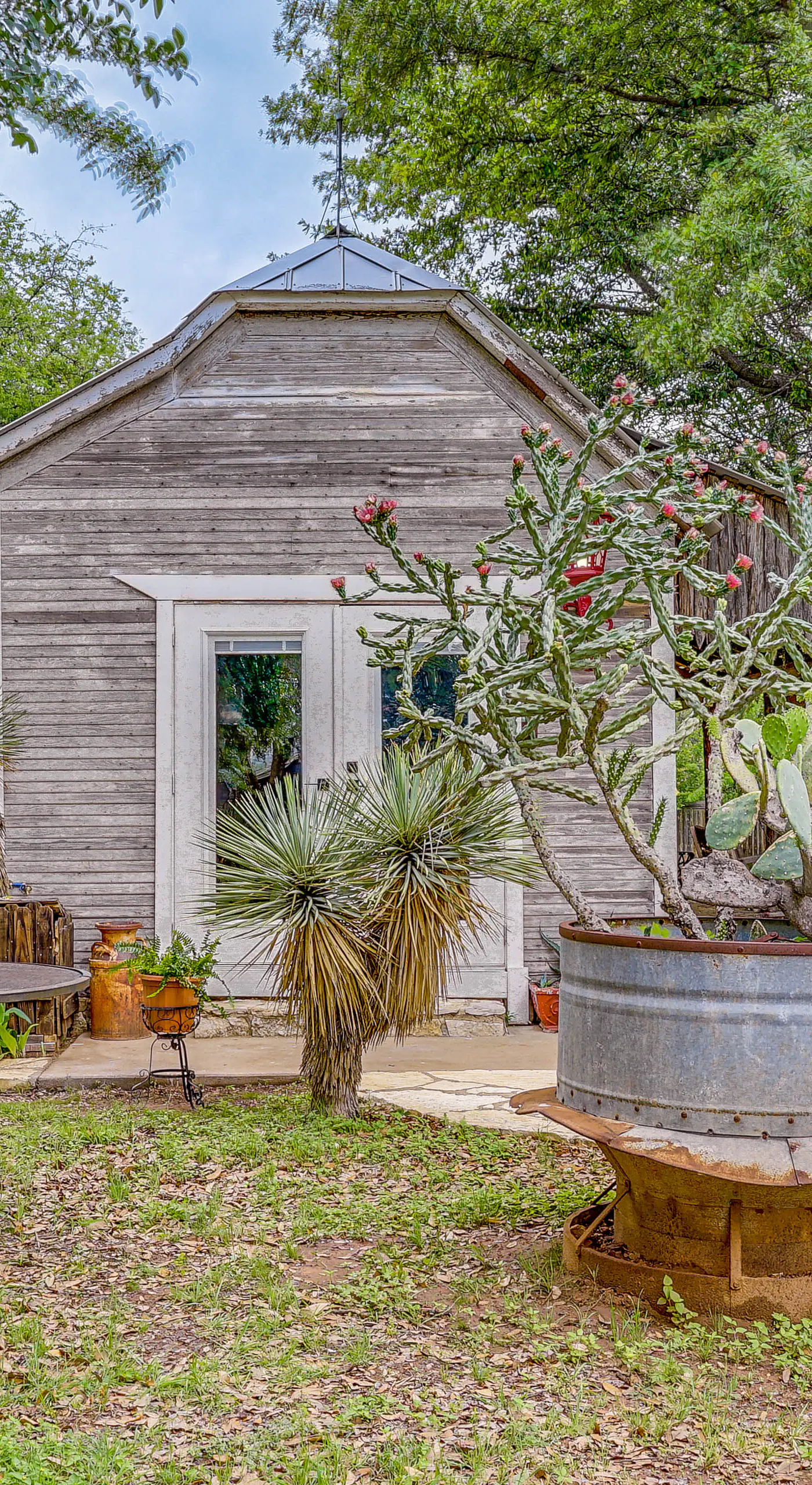 Walk to Granbury Square & Beach! 'Texas Cottage'