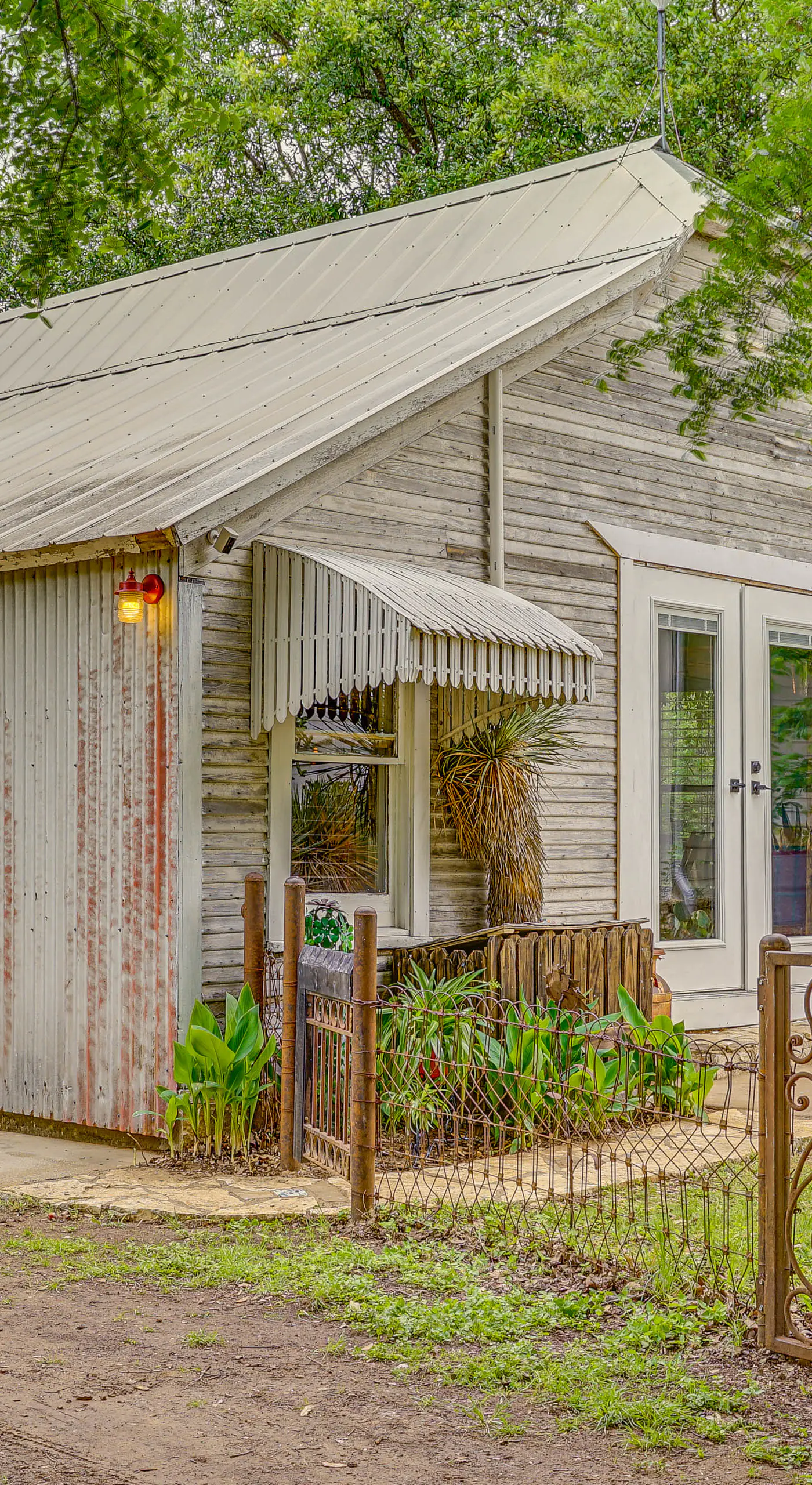 Walk to Granbury Square & Beach! 'Texas Cottage'
