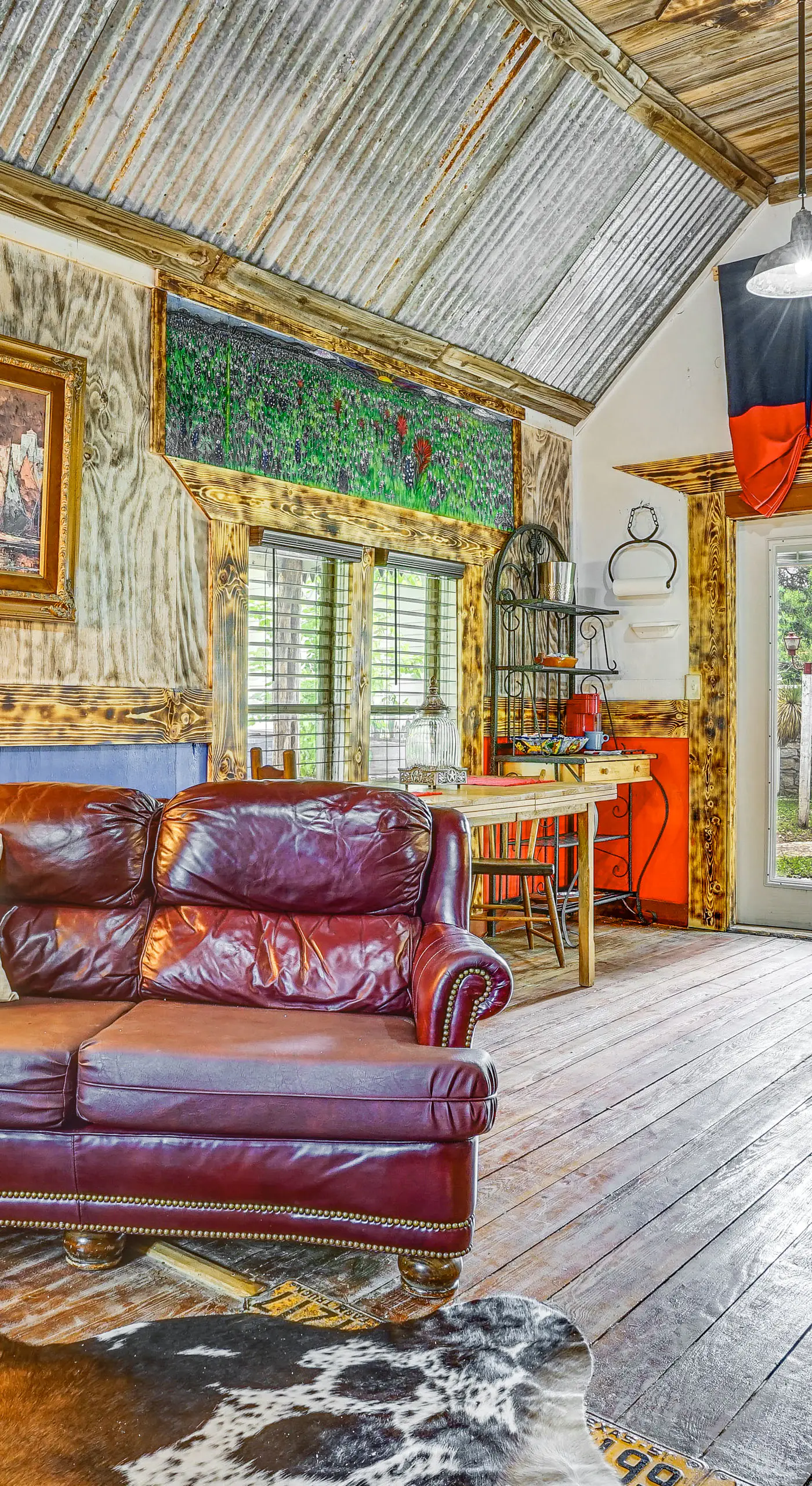 Walk to Granbury Square & Beach! 'Texas Cottage'