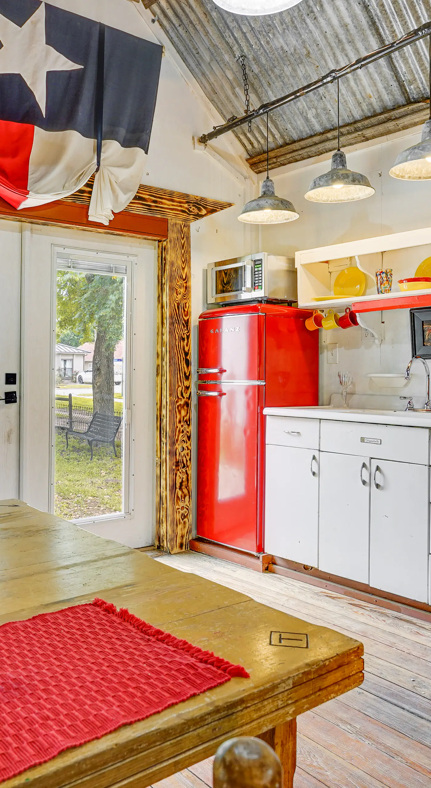 Walk to Granbury Square & Beach! 'Texas Cottage'