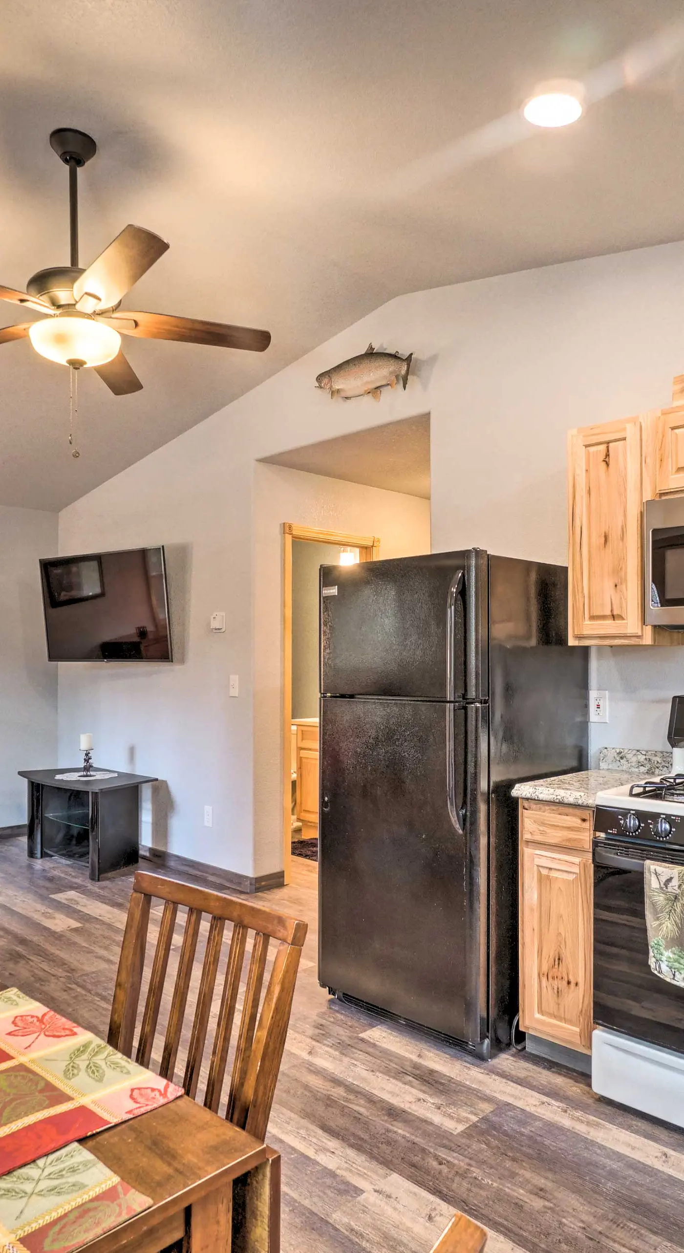 Cozy Downtown Soldotna Cabin: Dogs Welcome!