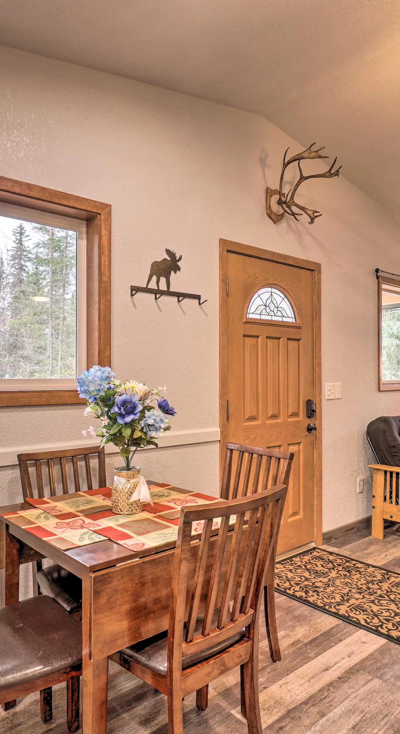 Cozy Downtown Soldotna Cabin: Dogs Welcome!