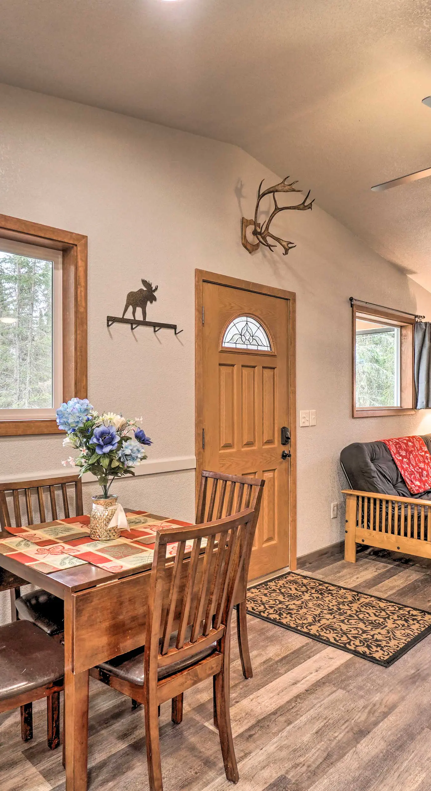 Cozy Downtown Soldotna Cabin: Dogs Welcome!