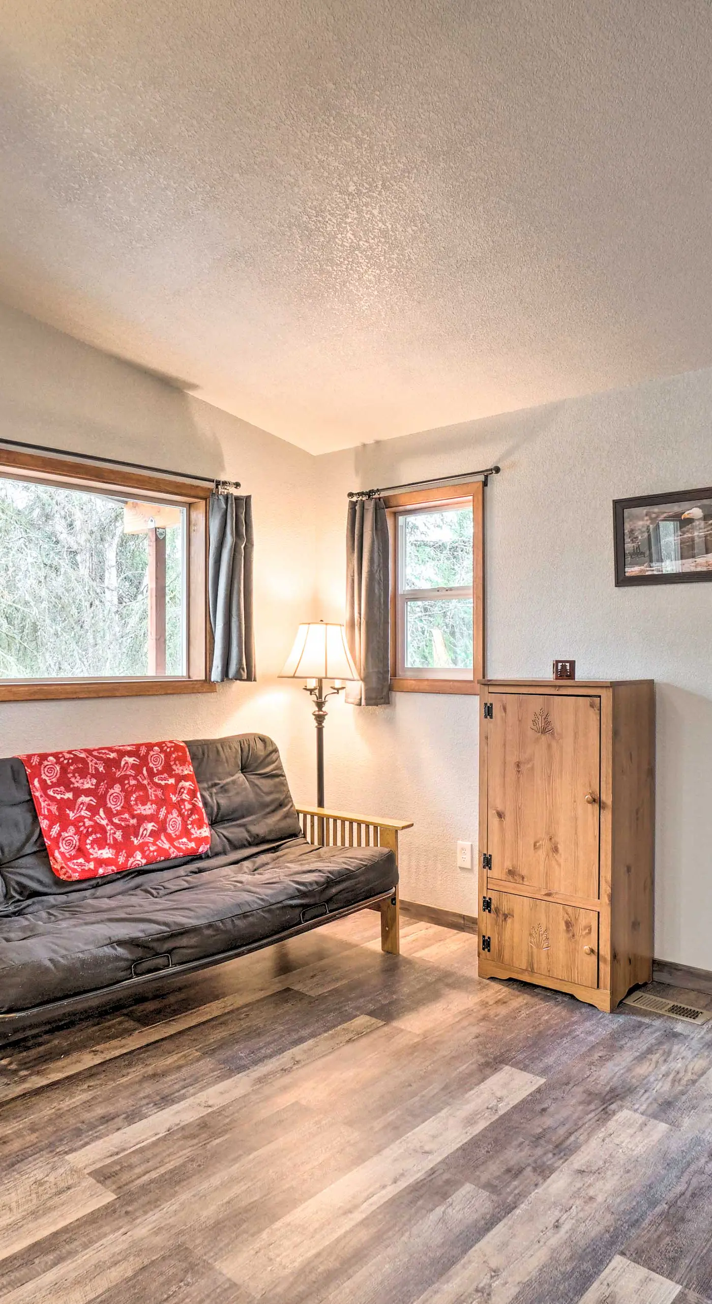 Cozy Downtown Soldotna Cabin: Dogs Welcome!