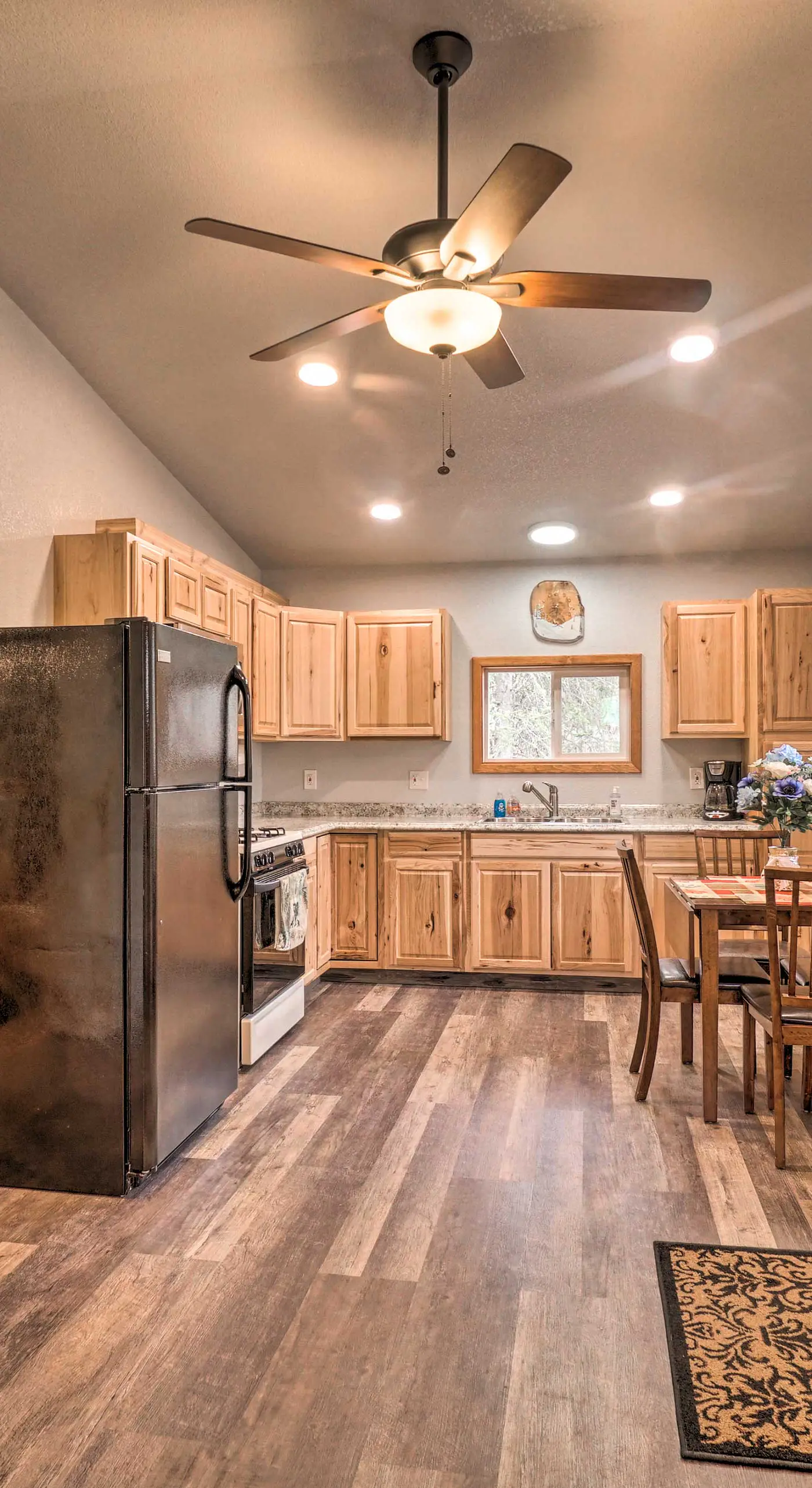 Cozy Downtown Soldotna Cabin: Dogs Welcome!