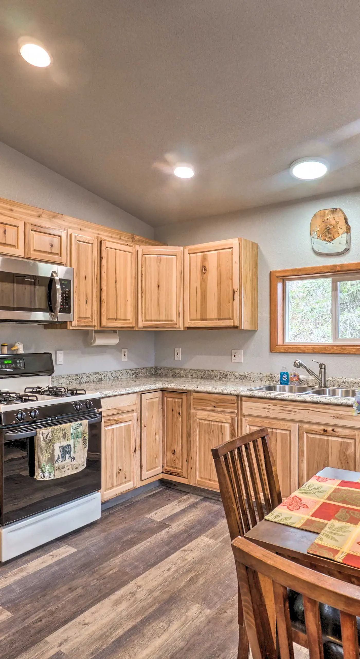 Cozy Downtown Soldotna Cabin: Dogs Welcome!