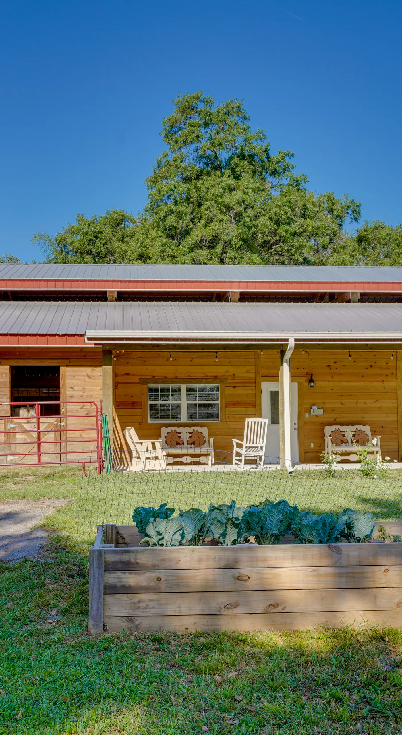 Farm Stay: Modern Barndominium in Lakeland!