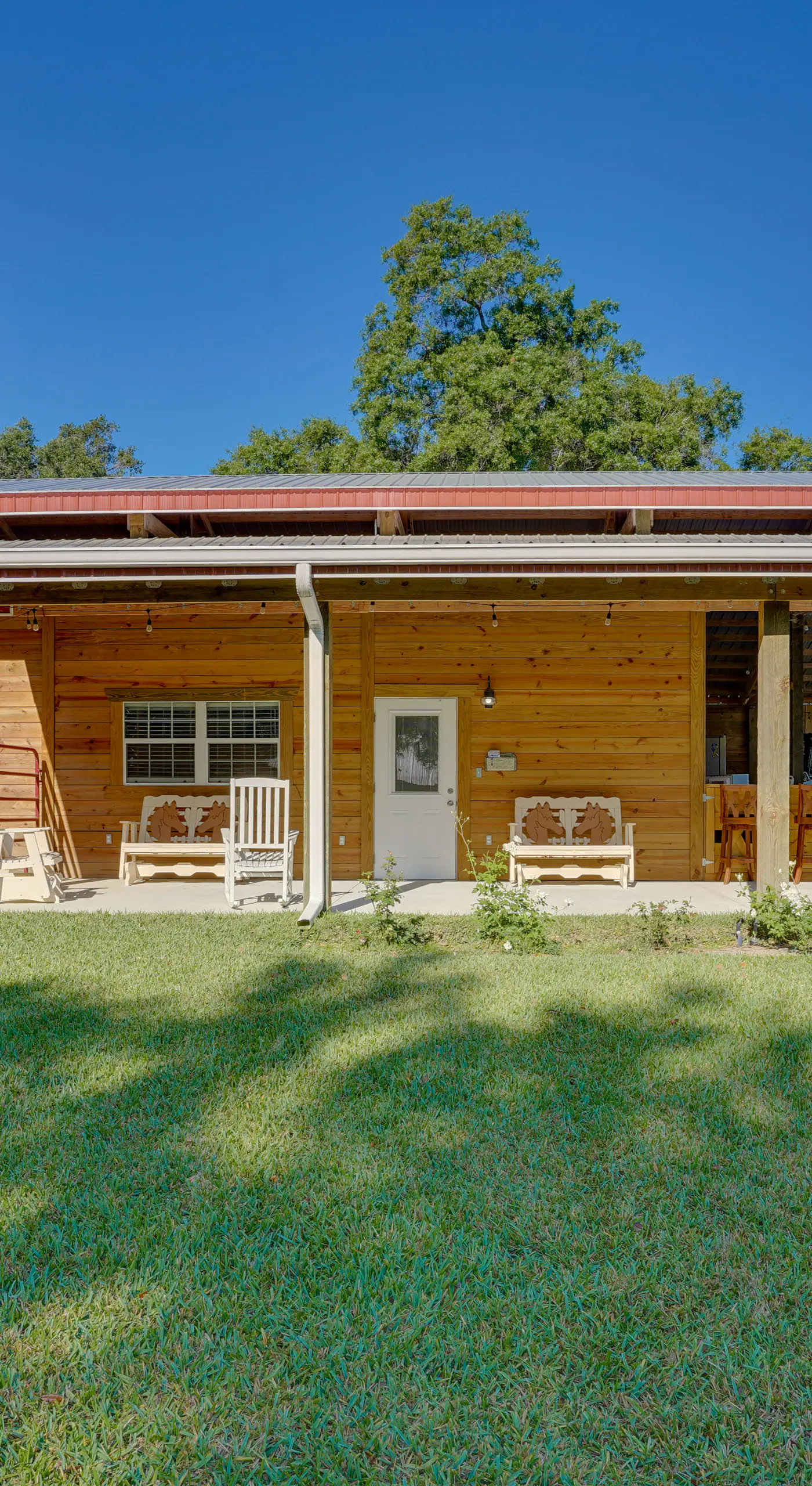 Farm Stay: Modern Barndominium in Lakeland!