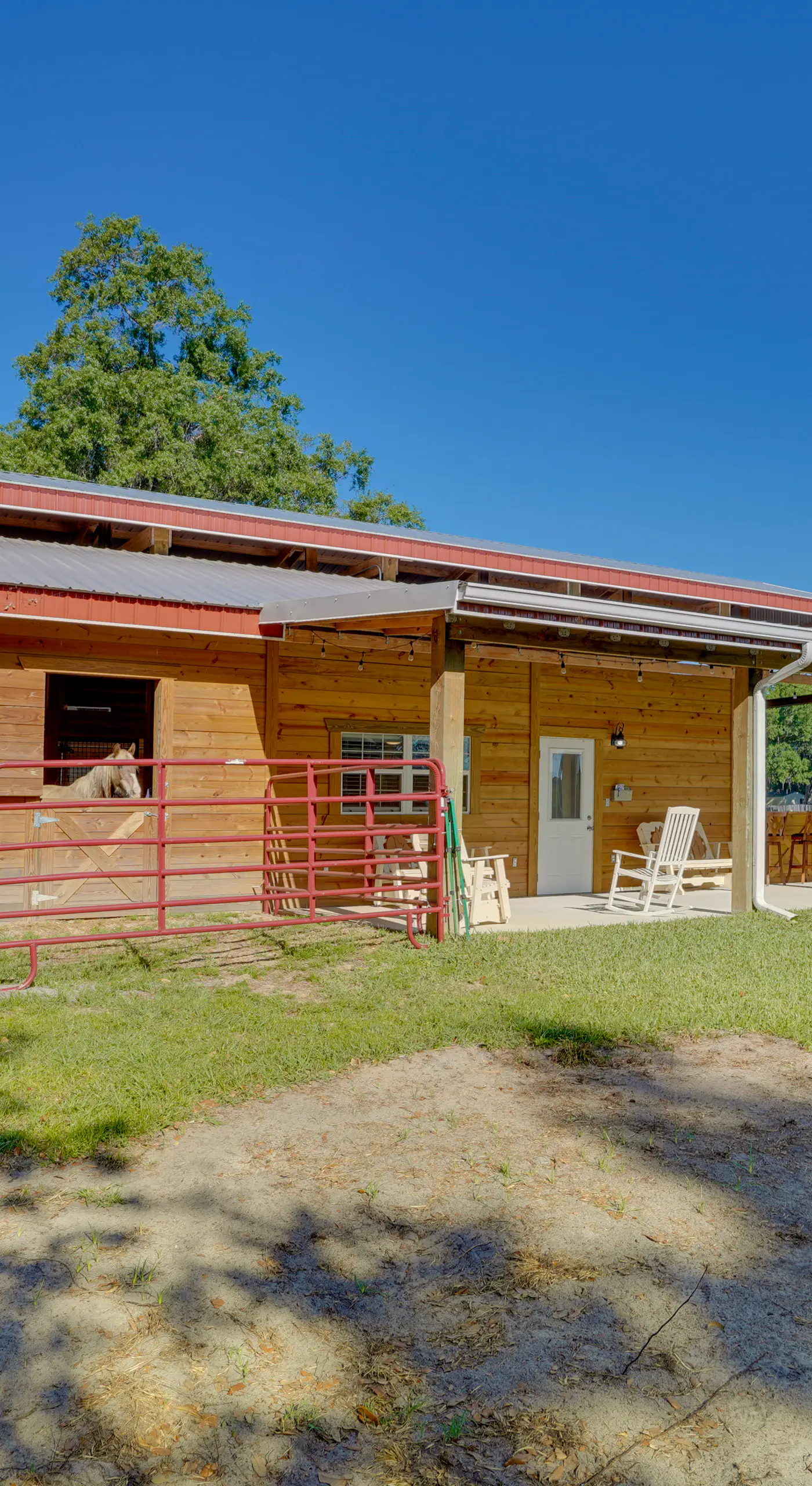 Farm Stay: Modern Barndominium in Lakeland!
