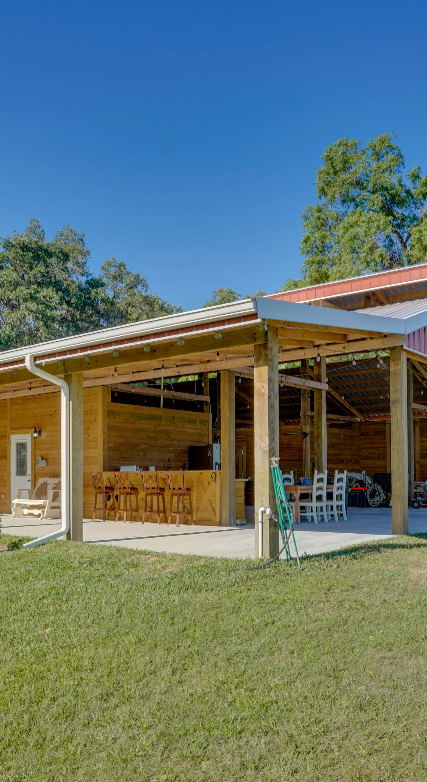Farm Stay: Modern Barndominium in Lakeland!