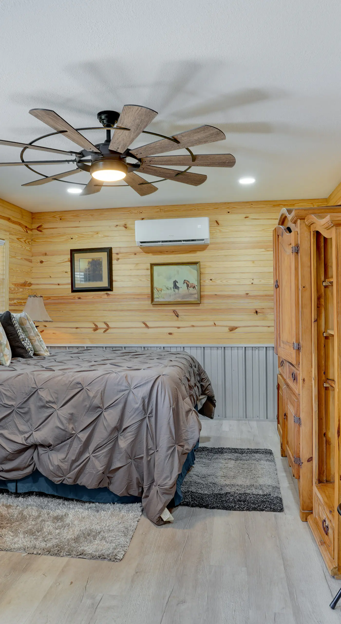 Farm Stay: Modern Barndominium in Lakeland!