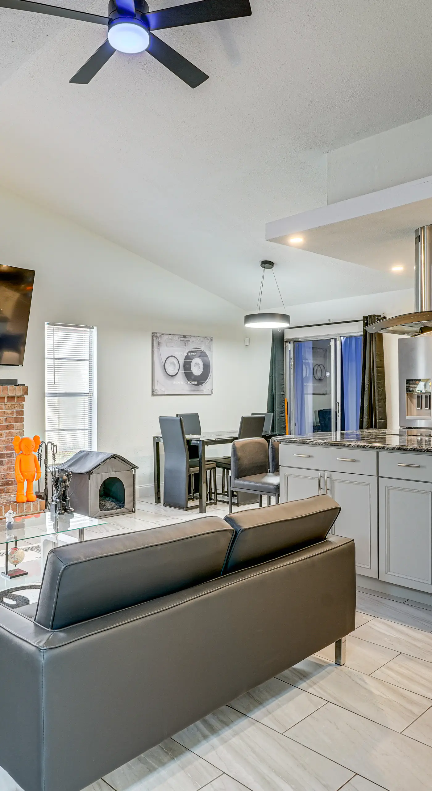 2 Mi to Golfing: Chic & Cozy Retreat in Lakeland!